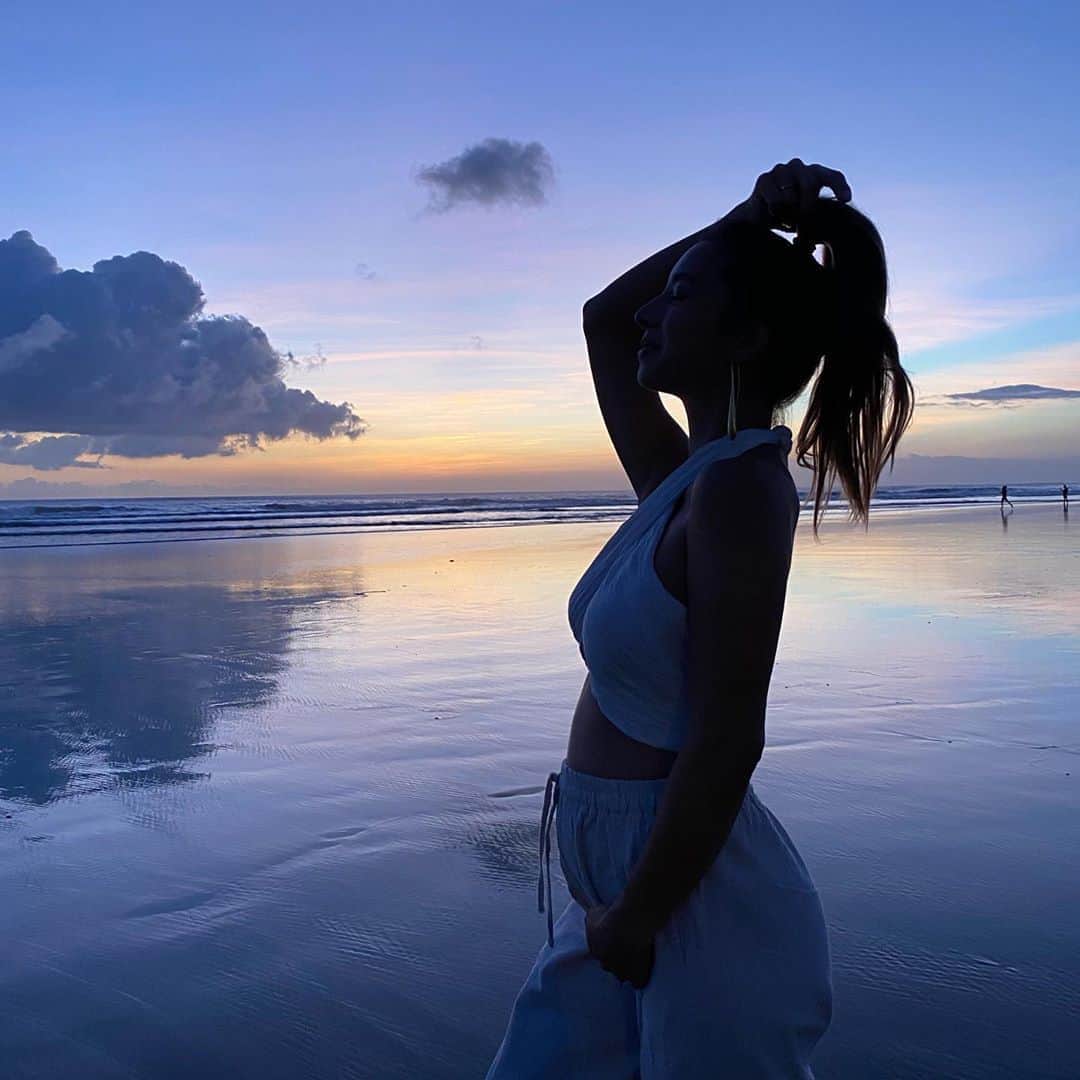 Jennifer Bachdimさんのインスタグラム写真 - (Jennifer BachdimInstagram)「Sunset and belly bump ☀️🤰🏽 Happy Weekend Loves xoxo #14weekspregnant #bellybump #Bali」9月5日 20時46分 - jenniferbachdim
