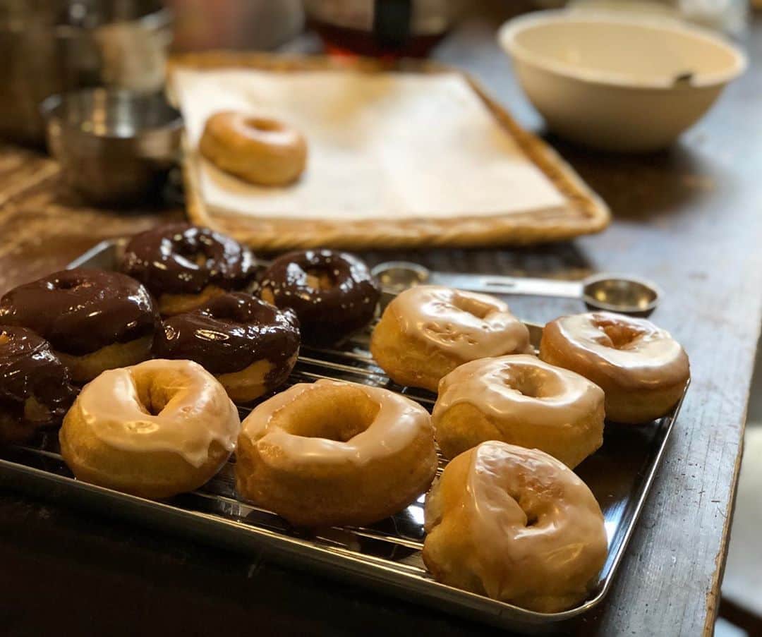 日登美さんのインスタグラム写真 - (日登美Instagram)「It’s a cozy Saturday 🍩💕  しとしと肌寒い秋の始まりの雨。 土曜日のベルリン。 昼までパジャマ。 とりあえずドーナツ作り。 週末の台所🍩✨  #homemade #doughnuts #weekend #cozy #family #kitchen #cooking #food #berlin #organic #週末 #てづくりおやつ #丁寧な暮らし #なのか？#オーガニック#子育て #家族の食卓 #秋 #ママライフ #ベルリン #海外在住」9月5日 20時48分 - hitomihigashi_b