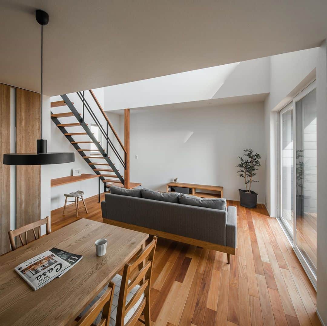 ルポハウス一級建築士事務所さんのインスタグラム写真 - (ルポハウス一級建築士事務所Instagram)「・ ・ ・  無垢のマホガニーの床が印象的なリビング。 ・ マホガニーはやわらかな赤褐色で、家具や観葉植物の色を包み込むように調和してくれます。 ・ 時間をかけて深みのあるブロンズ色に変わり、経年変化も楽しめます。 ・ ・ ・ 𓐌𓐌𓐌𓐌𓐌𓐌𓐌𓐌𓐌𓐌𓐌𓐌𓐌𓐌𓐌𓐌𓐌𓐌  ルポハウスの施工事例はこちらまで☞ @reposhouse  𓐌𓐌𓐌𓐌𓐌𓐌𓐌𓐌𓐌𓐌𓐌𓐌𓐌𓐌𓐌𓐌𓐌𓐌 #ルポハウス は#ちょっとかっこいい家 を"友人のために" という思いでつくっています。 一生に一度の#マイホーム。 「あなたにしかできない」×「ルポハウスだからできる」で、 私たちだけの#家づくり を思いっきり楽しんでみませんか？！ ・ ・ ・ #住宅 #注文住宅 #新築一戸建て #デザイナーズ住宅  #一級建築士事務所 #設計事務所 #滋賀県大津市 #滋賀県草津市 #リビングインテリア #マホガニー床 #無垢フローリング #吹き抜けリビング #吹抜けリビング #モールテックス」9月5日 20時48分 - reposhouse