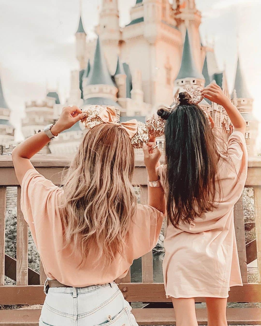 ✷kana✷のインスタグラム：「日が落ちそうな時間帯の シンデレラ城すき🧡💜 . このアングル撮りがちw . . #Disneyland」