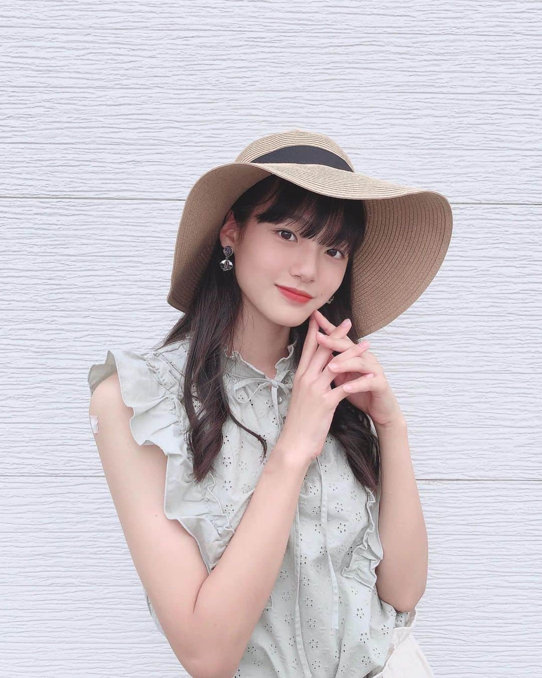 のインスタグラム：「👒 この帽子後ろから見ると 大きいリボンが可愛いの🈂️ ・ ・ #麦わら帽子 #帽子  #海賊王に俺はなる #ゴムゴムの実  #花田姫佳」