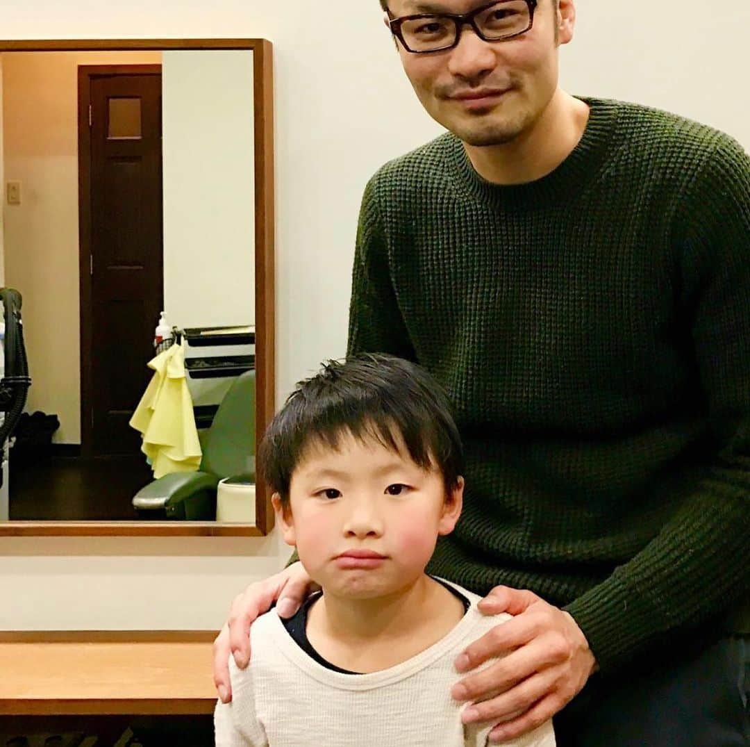佐藤嘉洋さんのインスタグラム写真 - (佐藤嘉洋Instagram)「私は歳を取り、息子は男になっていく。 もう19年通っている連れの床屋にて。  #佐藤嘉洋 #佐藤綜亮」9月5日 20時50分 - yoshihirosato1981