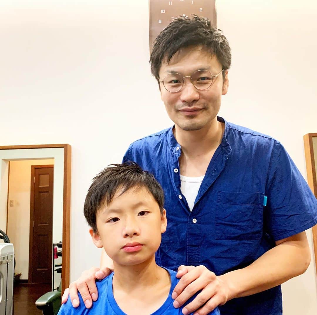 佐藤嘉洋さんのインスタグラム写真 - (佐藤嘉洋Instagram)「私は歳を取り、息子は男になっていく。 もう19年通っている連れの床屋にて。  #佐藤嘉洋 #佐藤綜亮」9月5日 20時50分 - yoshihirosato1981