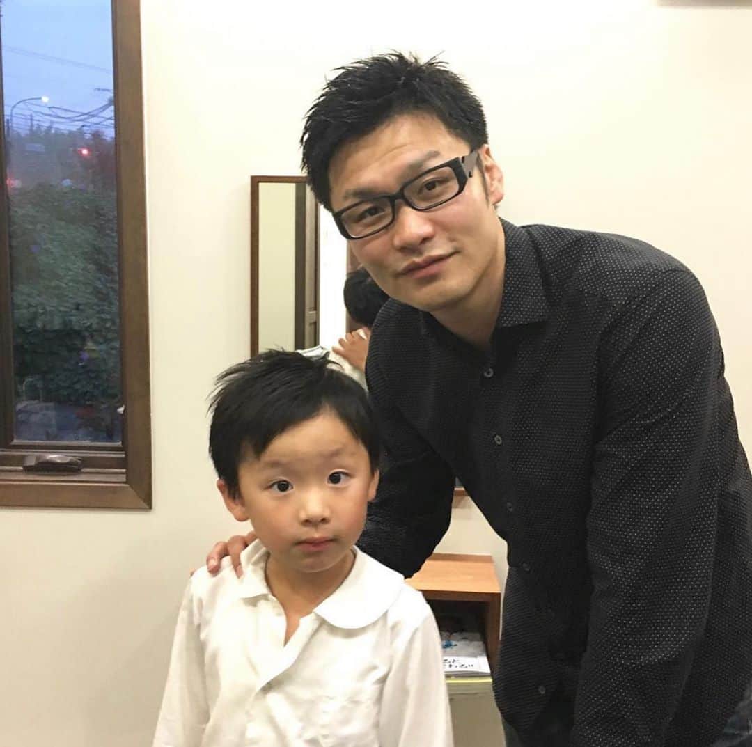 佐藤嘉洋さんのインスタグラム写真 - (佐藤嘉洋Instagram)「私は歳を取り、息子は男になっていく。 もう19年通っている連れの床屋にて。  #佐藤嘉洋 #佐藤綜亮」9月5日 20時50分 - yoshihirosato1981