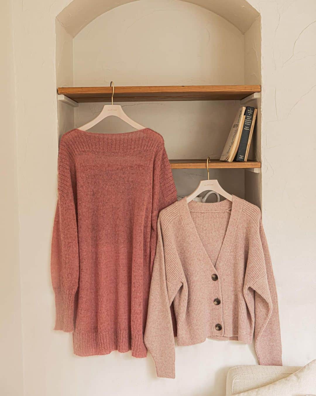 のインスタグラム：「【JILLSTUART SEPTEMBER 2020】 VIVI MOHAIR 092-0270019 col.beige,pink,mint ¥18,000+tax  ELLIZA KNIT 092-0270025 col.pink,blue,beige ¥17,000+tax  #jillstuart #color #knit #onetone #2020aw  #autumn #september #fashionstyle #recomended」