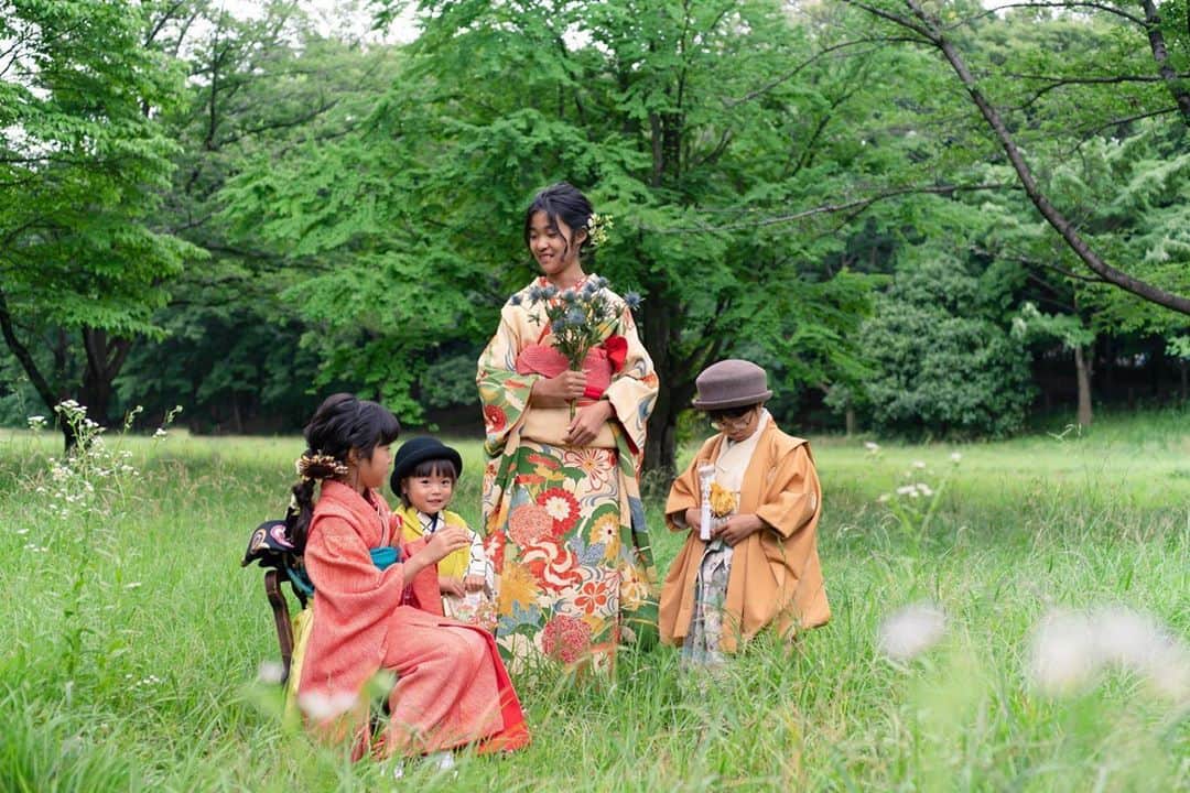 あやこのインスタグラム：「. 私が４児との忙しない暮らしでも 幸せに満ちている理由 (ホントは寂しくなって悩む日も多々ある〰︎  話を聞いてくれる友達の皆さんありがとう♡) . それって自分の時間を持つことを 後ろめたく思わず楽しんでいるからだと思う . 今は書道と着物と体力向上のための時間を持っています . 家事に終わりはなくて 時間があれば夕飯一品増やそうとか 普段行き届かないところを掃除しなくちゃとか 家族のために過ごす選択をして 当たり前にこなせるって素敵だと思う . でもそれと同じくらい やると決めて時間を捻出して 言い訳せず向き合う母の背中もいいよね♡ . 深く考えていなかったけれど 自分の時間を持つことで ＊自分の心が整い安らぎ ＊技術が向上することで心が満たされ... . 結局は家庭や社会で役立つ自分でありたいからこそ ひとり時間を充実させたい気持ちが湧くのだなと気付くと 幸せの循環の一部なのかなって . 心に秘めたやりたいこと まずは書き出してやってみませんか(  ˊᵕˋ )♡.°⑅ 既にやってるよーってお仲間の話も 伺ってみたいなぁ . . #Wellbeingな暮らし #都市生活レポート #都市生活研究所 #神奈川県 #mebyoスタイルアンバサダー」