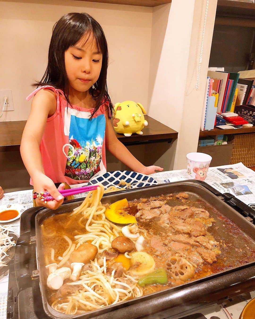 みきママさんのインスタグラム写真 - (みきママInstagram)「【北海道のジンギスカンをお取り寄せしました〜！！】  ホットプレートの片側にタオルをのせて傾けたら、高い方でジンギスカンを焼き、低い方で野菜やうどんを煮ます！！  こうすることで、ホットプレートでもジンギスカン鍋のようにお肉は焼いて、野菜は煮ることができるそうです！！  北海道のジンギスカン、めちゃうま！！ラムは脂肪分が少なくて、このラムはくさくないからたくさん食べられる〜！！3回転食べました。お腹いっぱいだー。  みんなよく食べて、ご機嫌です！！  #みきママ　#ジンギスカン　#ラム　#北海道」9月5日 20時54分 - mikimama_official