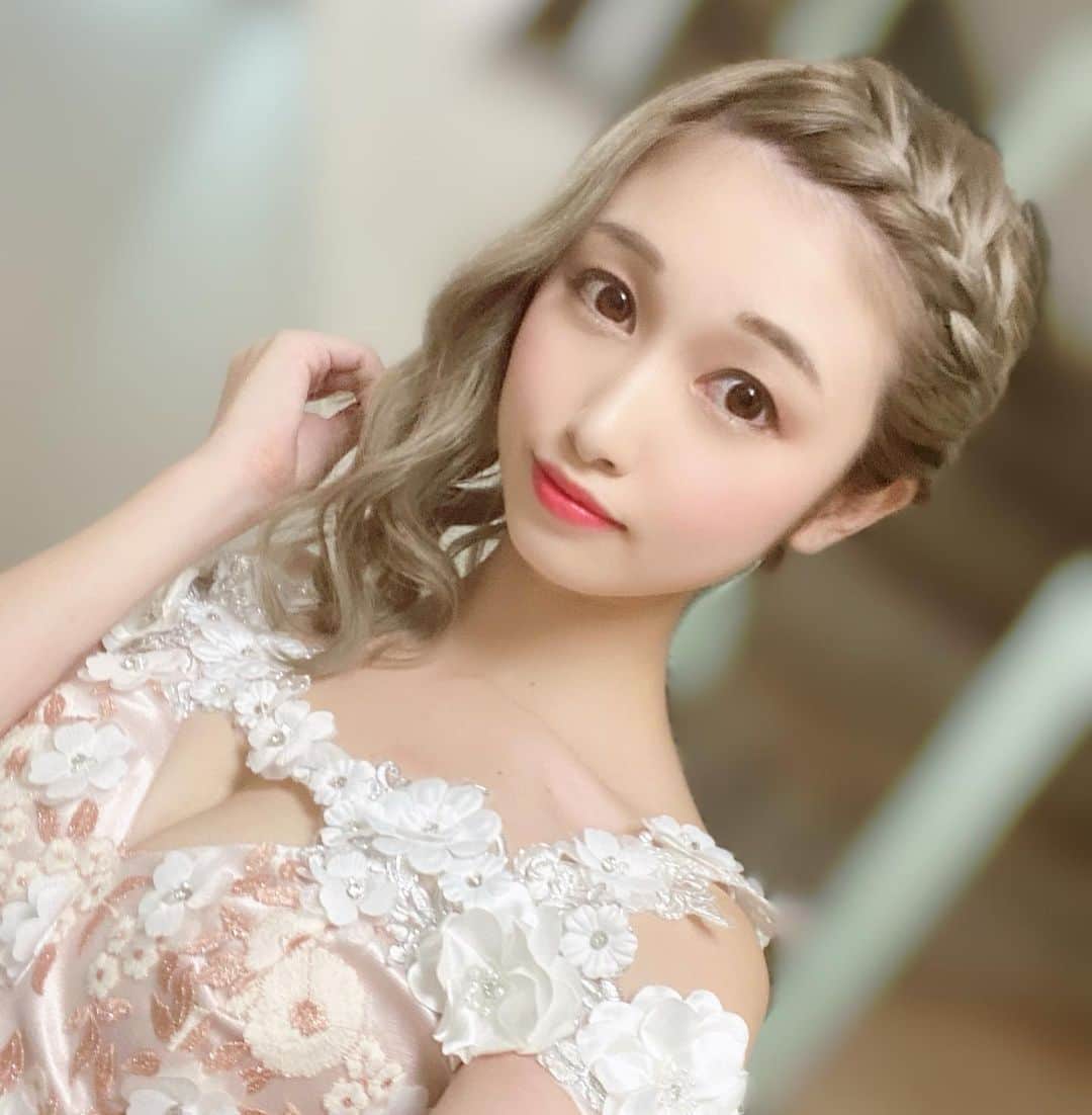 うららのインスタグラム：「今日盛れる日な気がしてきた  #キャバ嬢 #azian #アジアン　#歌舞伎町 #ドレス #自撮り #自撮り女子」