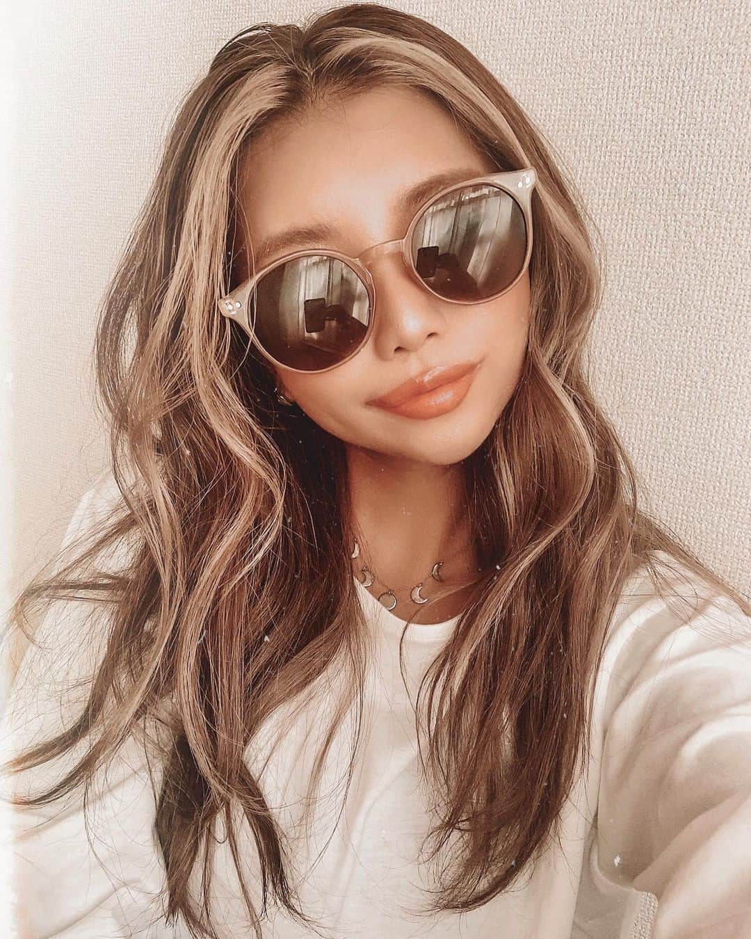 ✷kana✷のインスタグラム：「#faceflaming ✂︎ . thx @elyts_nissy  色落ちしてきて自分的にとーーーっても いいかんじです顔周りのハイライト！ まあギャルと言われても仕方ない😅 いい歳してすみませんw あくまで外国人モデルがお手本ですw . #フェイスフレーミング　 #ハイライトカラー」