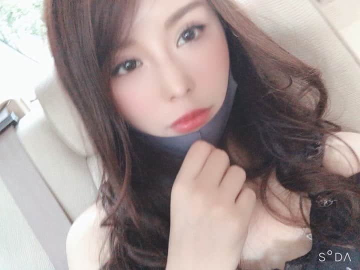 蒼井彩加のインスタグラム：「とても眠い動画です💤 でも寝るのってもったいない気がするけど眠い 人生はエスカレーターのようなもので止まっていると下がってしまいます。だから少しずつでも背伸びして半歩ずつでも進みたい。 そしたらきっと夢が叶う気がします。 情熱大陸に出たいっ！！！！笑笑  #黒マスク星人　#😷 #睡眠不足　#black #mask #follow #me #お蕎麦食べたい #とりあえず眠い #やりたいこといっぱい #supergirl #diet #training #short  #sleeper #视频  #可爱 #睡眠不足  #黑色  #面具 #跟着我 #我要吃荞麦面 #暂时休眠  #我想做的很多事情 #饮食  #培训 #短」