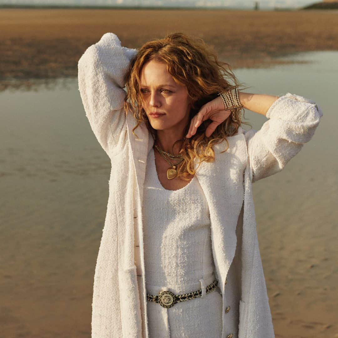 シャネルさんのインスタグラム写真 - (シャネルInstagram)「Vanessa Paradis, CHANEL ambassador and this year’s jury president at the Deauville American Film Festival, was photographed for Marie Claire magazine in Deauville wearing looks from the 2019/20 Métiers d’art and Fall-Winter 2020/21 Ready-to-Wear collections. Photographs by Philip Gay.  #CHANELinCinema #CHANELinDeauville #CHANEL @Le19M #Le19M @MaisonDesrues #Desrues @Maison_Lemarie #MaisonLemarie @Vanessa.Paradis #VanessaParadis @MarieClaireFR @PhilipGay @DeauvilleUS #Deauville2020」9月5日 21時00分 - chanelofficial