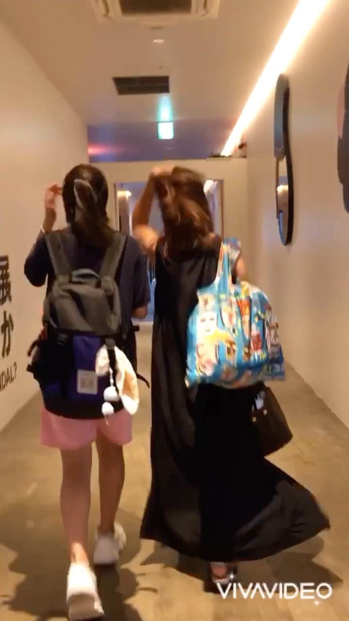 のインスタグラム：「#バンクシー展  子供達とバンクシー展をみに 今月の27日まで横浜で開催中だよ！ * 音楽は昨日たまたま息子が選んだスパイダーマンの映画の中に、ちょうど、アートを描く子が登場したんだけど 息子がアートみて"バンクシー？"っと。 その後映画の中でもバンクシーでは？っと物語でも伝えられてこの音にしちゃった🕷」