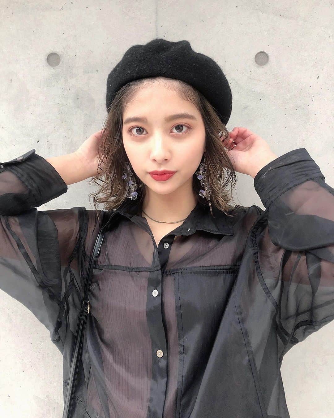 のインスタグラム：「.  巻いてる写真見ると長いのもいいな〜ってなるし﻿ 結局どの長さにしてもいろんな髪型したくなる🤭（笑）﻿ (ちなみにこれは半年くらい前の写真)﻿ ﻿ ﻿ #でもボブがいちばん好き﻿ ﻿ ﻿ ﻿ #hairstyle #ヘアスタイル #ミディアムヘア #ベレー帽 #ベレー帽コーデ #ベレー帽アレンジ #過去pic」