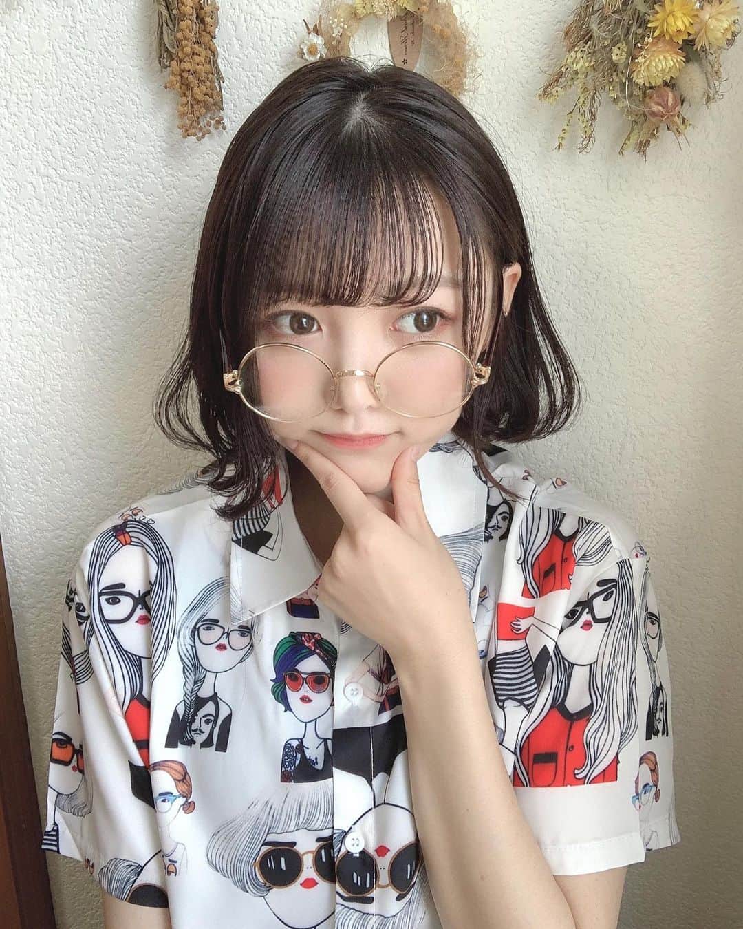 みさねのインスタグラム：「ヘアセット😀 ストレートアイロンで上半分内巻き下半分外ハネに巻いてます✌🏻 ㅤ メガネは @cham.official_ の柄シャツのまね（笑） ㅤ ヘアグロスは @ripiripi_official  濡れ感がかわいいでしょ〜！！！ フォロー＆いいねでヘアグロスとヘアクリームが当たるプレゼントキャンペーンやっとるらしい❣️ ㅤ #ボブ #ボブアレンジ #ボブヘアアレンジ #ヘアアレンジ #前髪アレンジ #内巻きボブ #外ハネボブ #ripiripi #pr #リピリピ #ヘアスタイリング #濡れ髪 #ヘアセット」