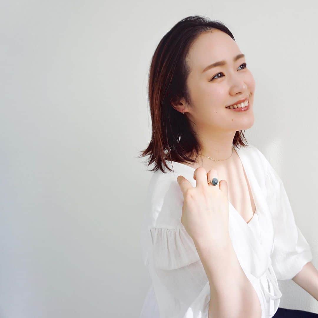 のインスタグラム：「ご質問頂いていたリップはMAMA BUTTERさん @sincere_garden のリップトリートメント。﻿ ﻿ うるっとして色づきも綺麗。﻿ 秋らしい渋みのあるレッドがお気に入り💄♡﻿ (ブログにリンク貼ってます👌🏻)﻿ ﻿ ﻿ ﻿ #jewelry_ume#ÜME#mamabutter#ユーミー#ママバター#リップ#美容#18金ピアス#18金ネックレス#シンプルコーデ﻿」