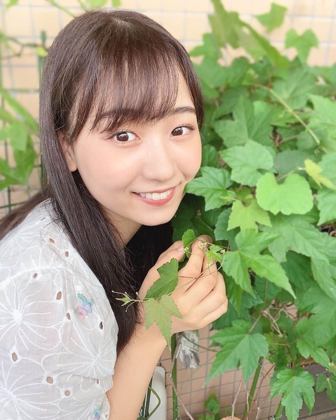 大場あゆみさんのインスタグラム写真 - (大場あゆみInstagram)「今日も一日お疲れ様です☕﻿ ﻿ 今回は我が家の野葡萄とツーショット🍇🌿﻿ ﻿ 9月になりましたが、まだまだ暑い日が続きますね！﻿ 先日購入した冷感マスクはまだまだ活躍しそうです😌﻿ 冬はあったかマスクが出るのかな～😷✨﻿ ﻿ ぜひ今日も#あゆポチ﻿ よろしくお願いします🌼﻿ ﻿ #日本女子大学 #コンテスト #ミス日本女子 #ミスコンテスト #あゆポチ #あゆたぴ #ポートレート #ポトレ #被写体 #白シャツ #コーデ #サロモ #サロモ募集 #野葡萄」9月5日 21時08分 - ayumi__oba