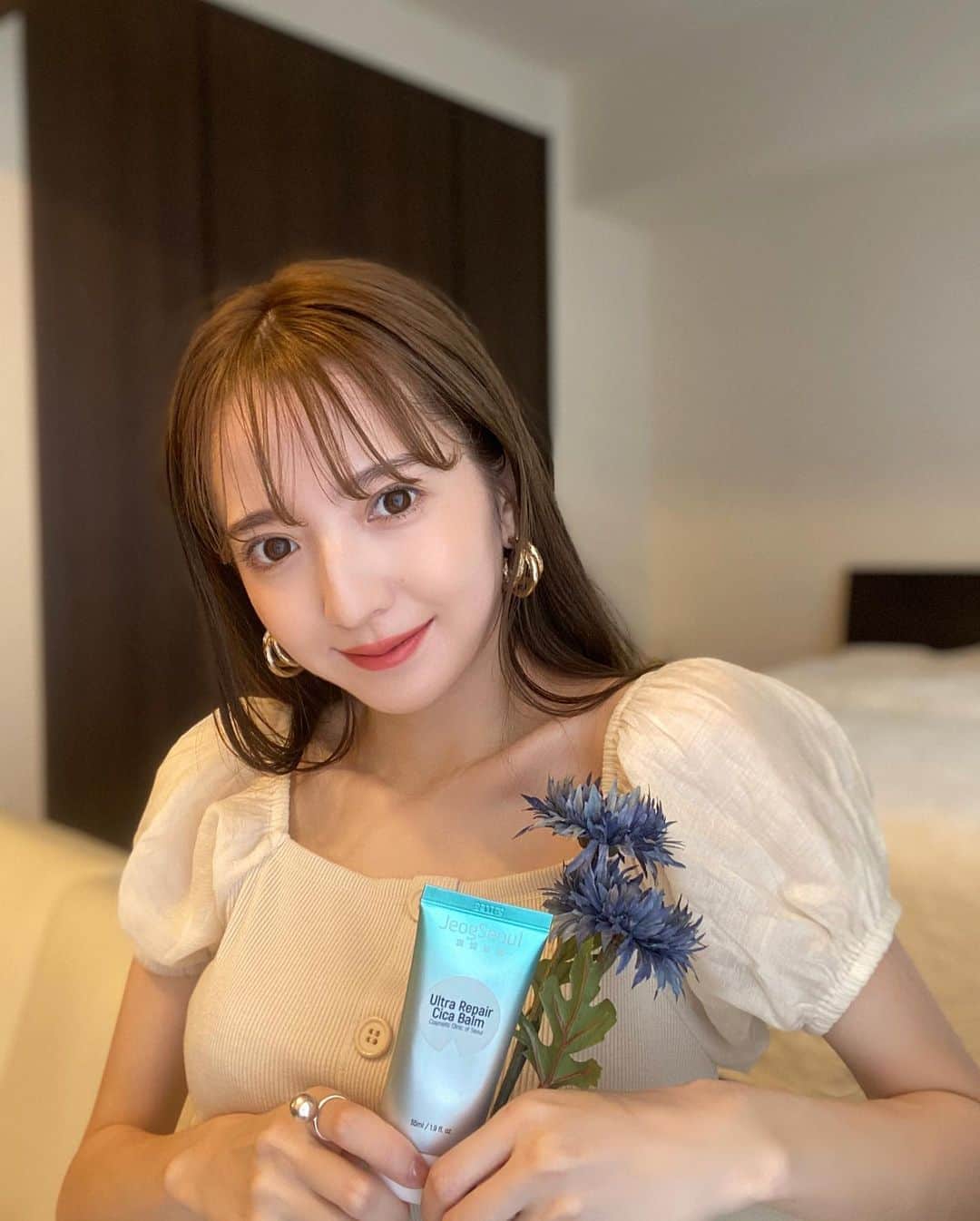 平木愛美のインスタグラム：「秋を感じ出して、そろそろまた乾燥の季節がやってくるね…！  お肌のケアは、、、 韓国で話題みたいで気になっていた"シカクリーム"💕 @jeogseoul.jp さんのウルトラリペアシカバームで初めてシカクリームを使いだしたよ！！！ お肌がもちっと保湿されて、とってもよい。  なんかね、漢方由来成分が配合されていてお肌の沈静効果もあるとのことで敏感肌やニキビの赤みなども抑えてくれるんだって💛さらっと伸びて浸透してくれて、ベタつかないのでお気に入りっ！！⚪️👼  最近指先など手も乾燥しがちなので、身体にも使っています🤍 パッケージも可愛くてサイズ感もちょうどよいのでバッグに入れてハンドクリームがわりに持ち歩いたりもしてる🧚‍♂  #jeogseoul #チョックソウル」