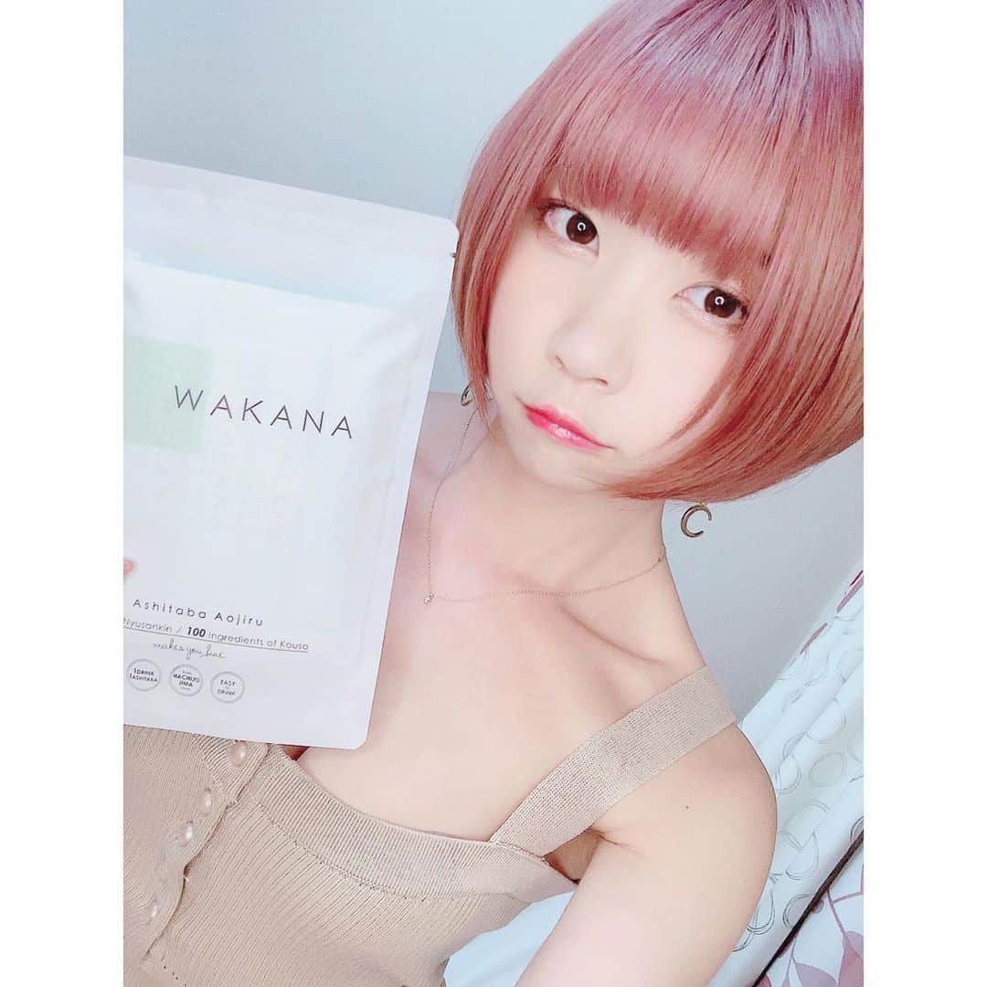 のインスタグラム：「WAKANA @wakana_info の青汁。すっきりフルーティー💓 牛乳で割るとスムージーみたいになって、飲みやすくて美味しいよ〜♫ . . @wakana_info から購入すると割引きあります＊ . . . #wakana #wakanaのある生活  #wakana_pr  #wakana_life  #青汁 #aojiru #健康美  #健康志向 #lifestyle  #鎖骨美人  #beauty_blogger  #グラビアアイドル #コスプレイヤー #kawaii #selcagram #ootd #ootdfashion #instagood #自撮り界隈 #自撮り #美男美女と繋がりたい  #f4f  #셀카 #셀카그램 #좋아요반사  #selfie #エモい  #美男美女 #美脚 #かわいい」