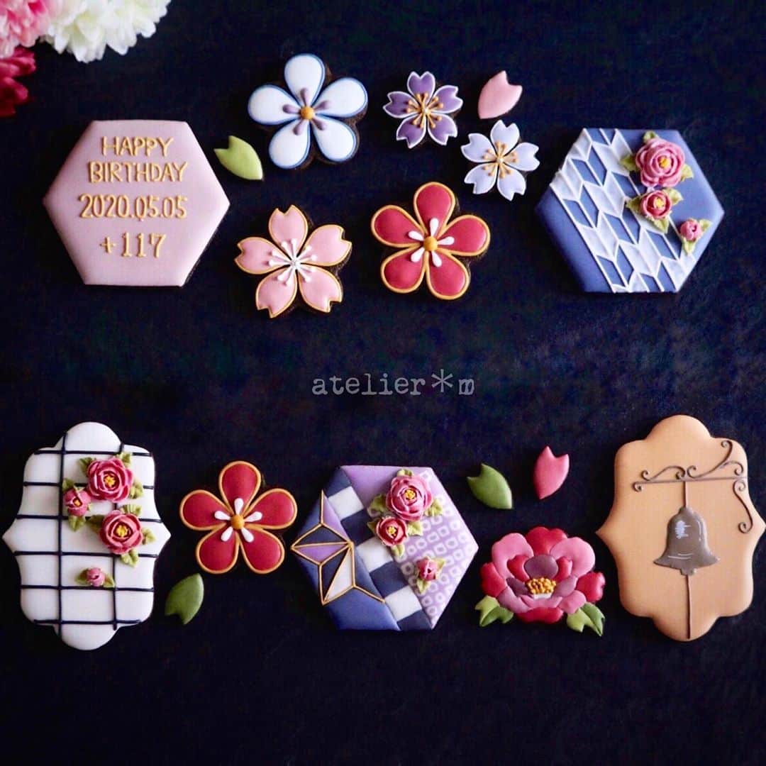 melodyさんのインスタグラム写真 - (melodyInstagram)「こちらは、某アーティスト様のディスコグラフィーのイメージからお作りさせていただいた作品です🌸﻿ オーダーありがとうございました✨﻿ ＊﻿ ＊﻿ ＊﻿ #天然色素#国産#アイシングクッキー#music#和#レトロ#牡丹#red#クッキー#日本#デザイン#design#flowers#design#ギフト﻿ #pic#cookies#sugarcookies#icingcookies﻿ #japan#Instagram#instagramjapan#IgersJP#cupcakeproject﻿ #ファインダー越しの私の世界#スイーツ#sweets#instasweet」9月5日 21時10分 - melody_wiiish