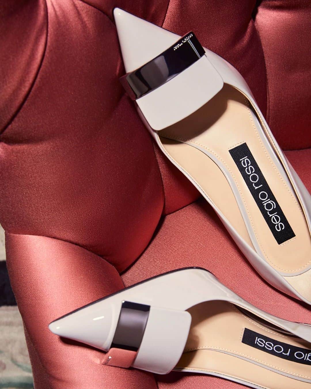 Sergio Rossiさんのインスタグラム写真 - (Sergio RossiInstagram)「The #sr1Pump is the seasonless shoe your wardrobe has been waiting for #SergioRossi」9月5日 21時19分 - sergiorossi