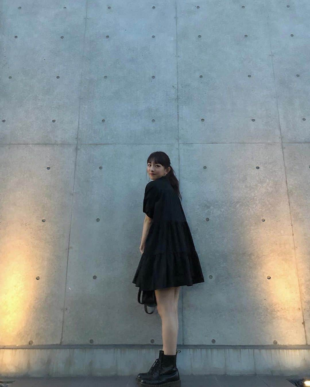 磯部杏莉さんのインスタグラム写真 - (磯部杏莉Instagram)「🖤 ・ ・ 真鈴ちゃんが撮ってくれたんですけど、いつもより背が高く見えてとても嬉しいです。笑笑 ・ #zara#zucca#drmartens#ootd#私服#真っ黒コーデ」9月5日 21時20分 - isobe_anri