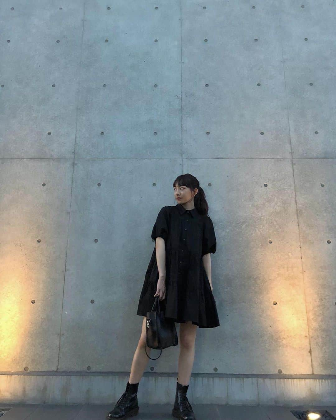 磯部杏莉さんのインスタグラム写真 - (磯部杏莉Instagram)「🖤 ・ ・ 真鈴ちゃんが撮ってくれたんですけど、いつもより背が高く見えてとても嬉しいです。笑笑 ・ #zara#zucca#drmartens#ootd#私服#真っ黒コーデ」9月5日 21時20分 - isobe_anri