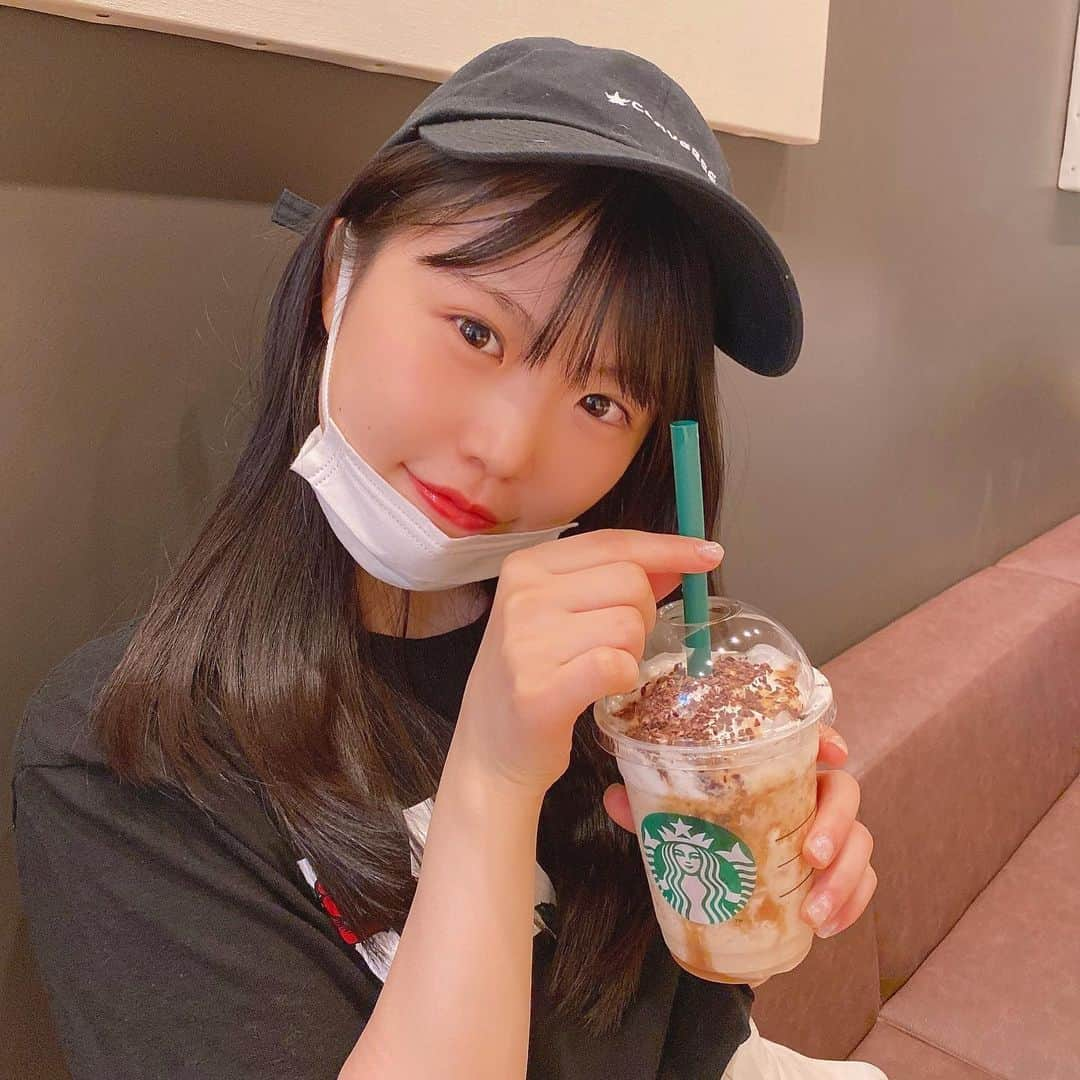 出口結菜さんのインスタグラム写真 - (出口結菜Instagram)「《🥤#京橋 #スターバックス》﻿ ﻿ 🌰チョコレートマロンフラペチーノ（¥649）﻿ ﻿ ﻿ めっちゃ久しぶりにママとスタバ💚💚﻿ ﻿ ママが飲みたいって言ってくれて、﻿ 9月2日に発売された新作のチョコレートマロンフラペチーノを即買い✌️✌️✌️﻿ ﻿ ﻿ ﻿ すごいマロンの味がまろやかやけど、ソースが甘い分たくさん混ぜれば混ぜるほどクリームといい感じになって甘ったるくならないのがすごく良き🌙💛﻿ ﻿ ﻿ 上に乗っているチョコチップはほんのり甘くて、結構な量があるから、飲んでいていい感じにチョコチップの存在感があるの❕❕❕﻿ ﻿ ﻿ ﻿ ﻿ しっかり混ぜることで最後までめっちゃ美味しく飲めるなぁってスタバ初心者は思いました。笑﻿ ﻿ （いつもホイップだけ残るの、）﻿ ﻿ ﻿ ﻿ 秋にピッタリのお味でした🌰✌️﻿ ﻿ ﻿ ﻿ ﻿ \すっぴんやから、顔隠しました。笑/﻿ ﻿ スクロールしたら写真あります🤭﻿ ﻿ ＿＿＿＿＿＿＿＿＿＿＿＿＿＿＿＿＿＿＿＿＿＿＿＿﻿ ﻿ ❤️エネルギー:467kcal﻿ 💗たんぱく質:6.3g﻿ 💛脂質:15.6g﻿ 💚炭水化物:74.7g﻿ ＿＿＿＿＿＿＿＿＿＿＿＿＿＿＿＿＿＿＿＿＿＿＿＿﻿ ﻿ #スタバ #スタバ新作 #チョコレートマロンフラペチーノ #🌰  #スタバ好き #チョコチップ#チョコレート #マロン #フラペチーノ #新作 #新作フラペチーノ #starbucks #starbucksjapan #converse #vans #すっぴん #飲み物 #食欲の秋 #秋の新作 #甘いもの #甘党  #instafood #instalike #instagood #飲み物 #グルメ #グルメ好きな人と繋がりたい #drink #ラビグルメ」9月5日 21時12分 - yui_laby0622