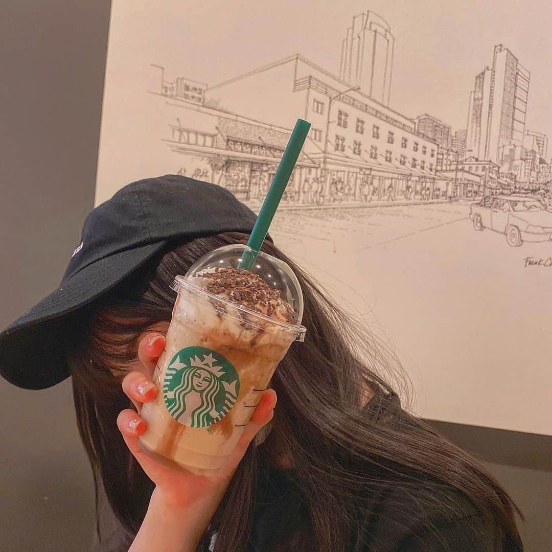 出口結菜さんのインスタグラム写真 - (出口結菜Instagram)「《🥤#京橋 #スターバックス》﻿ ﻿ 🌰チョコレートマロンフラペチーノ（¥649）﻿ ﻿ ﻿ めっちゃ久しぶりにママとスタバ💚💚﻿ ﻿ ママが飲みたいって言ってくれて、﻿ 9月2日に発売された新作のチョコレートマロンフラペチーノを即買い✌️✌️✌️﻿ ﻿ ﻿ ﻿ すごいマロンの味がまろやかやけど、ソースが甘い分たくさん混ぜれば混ぜるほどクリームといい感じになって甘ったるくならないのがすごく良き🌙💛﻿ ﻿ ﻿ 上に乗っているチョコチップはほんのり甘くて、結構な量があるから、飲んでいていい感じにチョコチップの存在感があるの❕❕❕﻿ ﻿ ﻿ ﻿ ﻿ しっかり混ぜることで最後までめっちゃ美味しく飲めるなぁってスタバ初心者は思いました。笑﻿ ﻿ （いつもホイップだけ残るの、）﻿ ﻿ ﻿ ﻿ 秋にピッタリのお味でした🌰✌️﻿ ﻿ ﻿ ﻿ ﻿ \すっぴんやから、顔隠しました。笑/﻿ ﻿ スクロールしたら写真あります🤭﻿ ﻿ ＿＿＿＿＿＿＿＿＿＿＿＿＿＿＿＿＿＿＿＿＿＿＿＿﻿ ﻿ ❤️エネルギー:467kcal﻿ 💗たんぱく質:6.3g﻿ 💛脂質:15.6g﻿ 💚炭水化物:74.7g﻿ ＿＿＿＿＿＿＿＿＿＿＿＿＿＿＿＿＿＿＿＿＿＿＿＿﻿ ﻿ #スタバ #スタバ新作 #チョコレートマロンフラペチーノ #🌰  #スタバ好き #チョコチップ#チョコレート #マロン #フラペチーノ #新作 #新作フラペチーノ #starbucks #starbucksjapan #converse #vans #すっぴん #飲み物 #食欲の秋 #秋の新作 #甘いもの #甘党  #instafood #instalike #instagood #飲み物 #グルメ #グルメ好きな人と繋がりたい #drink #ラビグルメ」9月5日 21時12分 - yui_laby0622