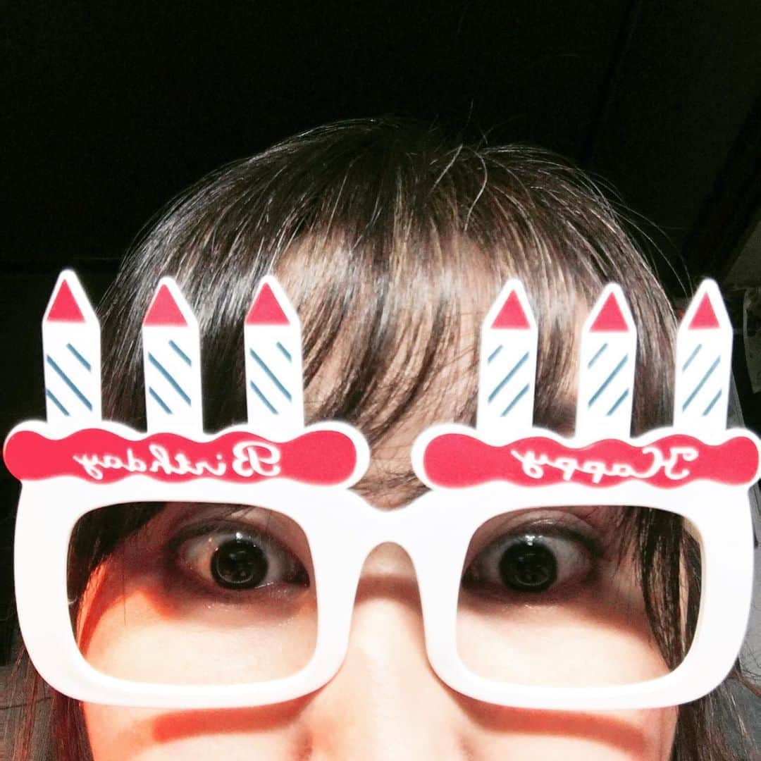 緑川まりのインスタグラム：「今日は、お誕生日でした！！  ミャンマーでは、自分の誕生日に 両親、家族や友達に感謝の気持ちを込めて 誕生日本人が、ご馳走します。  コロナで辛い事が多いけど 久しぶりに両親と一緒に誕生日を過ごせたので、ミャンマー流にご馳走させてもらいました。  誕生日に、ご馳走してもらうのが当たり前と思うかもしれんけど 一回！一回でいいから、奢ってみて！  払った後レシート見て「え？」って思うかもやけど！！  「アレ、買えたな…」って一瞬思うかもやけど！！  めっちゃ気分いいで！！プライスレスやで！！  ေက်းဇူးအမ်ားႀကီးတင္ပါတယ္  #誕生日 #ミャンマー #myanmer #去年 #ミャンマーのケーキ #キティやった #今年は #お肉 #両親 #高校生くらい #食べてた #プライスレス #両親からのプレゼント #現金くれた #意味ない #プライスレス #ありがとう」