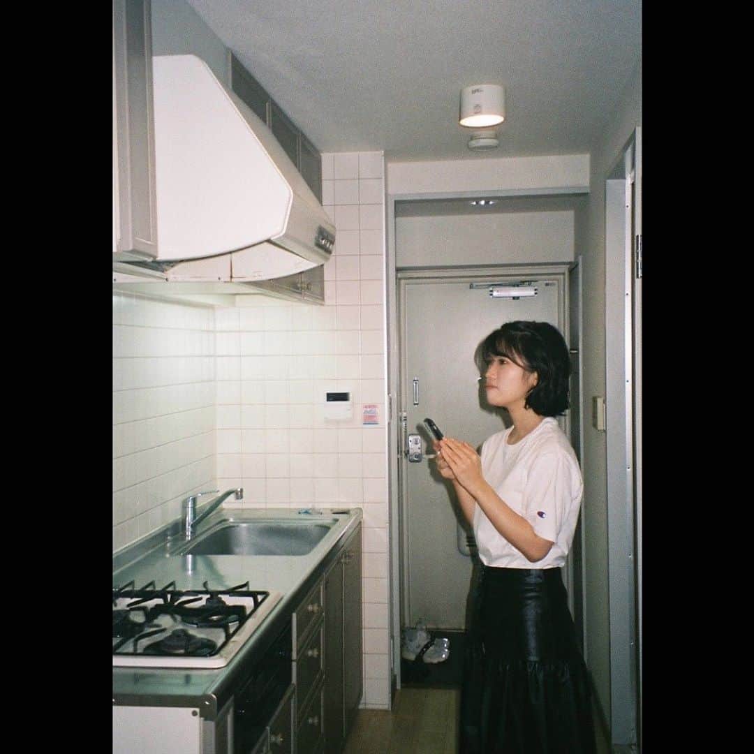 美山加恋のインスタグラム：「ロケ先。空き時間にリール考え中。にやにや。 フィルムカメラいいね…。」
