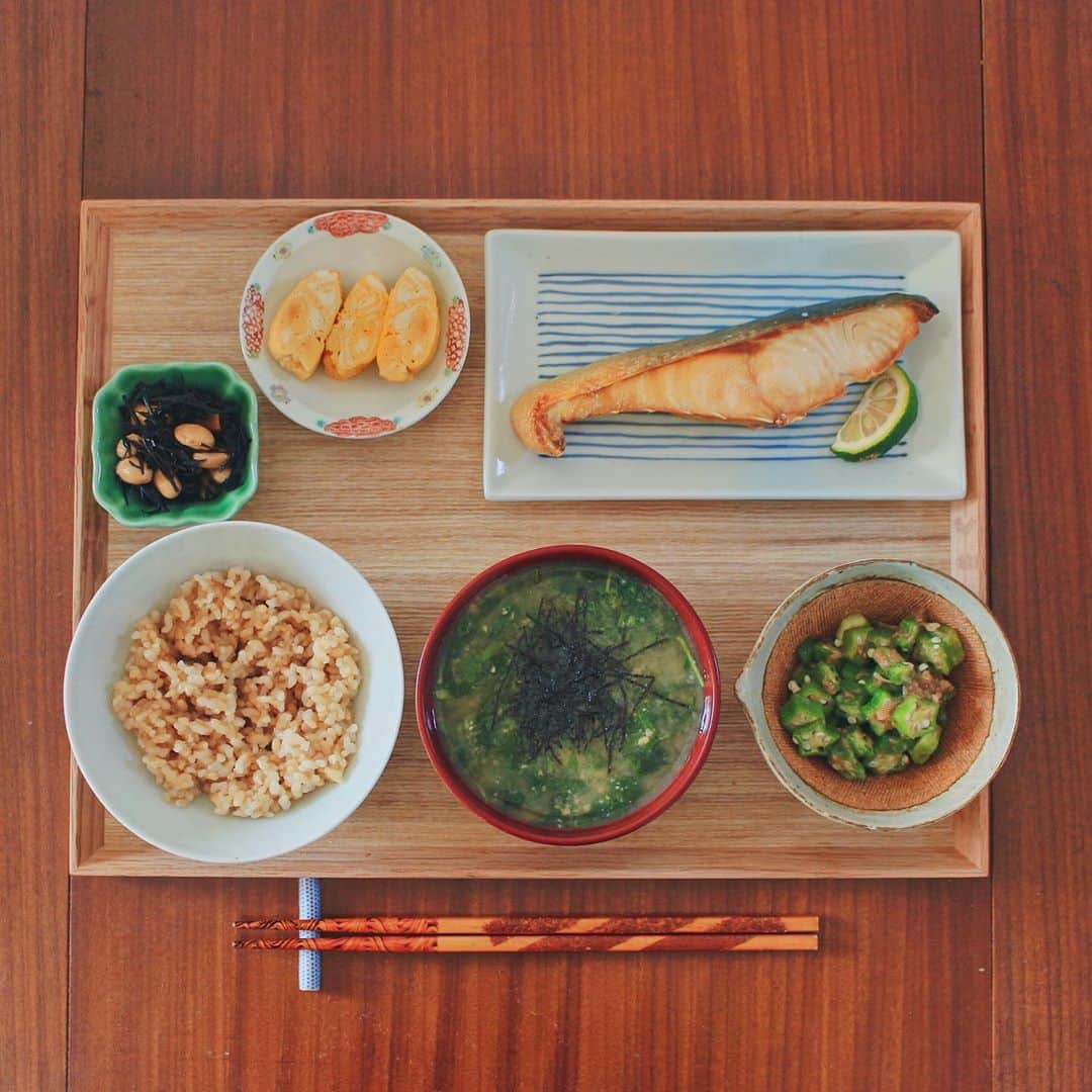 Kaori from Japanese Kitchenさんのインスタグラム写真 - (Kaori from Japanese KitchenInstagram)「筋トレ後の鮭定食。定番メニューはホッとするね。 ・ こんばんは。 今日の朝昼ごはん。 鮭の色が哀愁漂っています。 鮭定食、というか和食って 筋トレ後の栄養補給にぴったりじゃない？ と感じているのがここ最近の話。 ・ ごはん、鮭、卵焼き、ひじきが基本で お味噌汁の具に旬の野菜を入れたり 旬のものを使った副菜をプラスすると 季節感と栄養バランスが完璧だ、と 鮭定食の良さを改めて見直している今日この頃です。 ・ ついに台風シーズン到来😭 まずは身の安全が最優先。 （川とか見に行っちゃだめですよほんと） 本当に気をつけてください。 では今日もお疲れ様でした。 ・ ・ 【おしながき】 玄米 モロヘイヤと海苔のお味噌汁 北海道野付の焼き鮭とすだち 卵焼き 大豆とひじきの煮物 オクラの梅かつお和え ・ ・ ・ ・ 2020.09.05 Sat Hi from Tokyo! Today’s Japanese brunch: Brown rice, miso soup, grilled salmon, rolled egg, simmered hijiki seaweed, and chopped boiled gumbo w/ pickled plum and bonito flakes.  ・ ・ ・ ・ ・ #japanesefood #breakfast #朝ごはん #おうちごはん #早餐 #薬膳 #うつわ #自炊 #家庭料理 #松浦ナオコ #一汁三菜 #筋トレ飯」9月5日 21時15分 - coco_kontasu