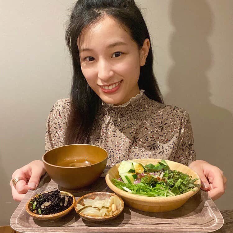 佐藤華純のインスタグラム：「.  【 #都野菜賀茂】  皆さんは、今日何を食べますか？  私はコロナ自粛で、肌が荒れたりしてしまったことがありました😓  そんな時こそ『野菜』を摂ることに気をつけています🍅🍆🌽 ちょっと意識するだけで大分肌が変わります！  でも、野菜は値段も高いし、なかなか沢山食べること難しいですよね？  なので、私は沢山野菜が摂れる都野菜賀茂さんに行きます！野菜大好きだし、健康にもいいし良いことだらけでハッピーになります🌸  店内は、アルコール消毒やトングを使う時の手袋が置かれているので、感染対策もバッチリです✨  #ミスキャンパス立命館2020 #MCR2020  #立命館 #立命館大学 #京都 #女子大生  #ミスキャン #ミスコン #ファイナリスト #健康美 #京都 #都野菜」