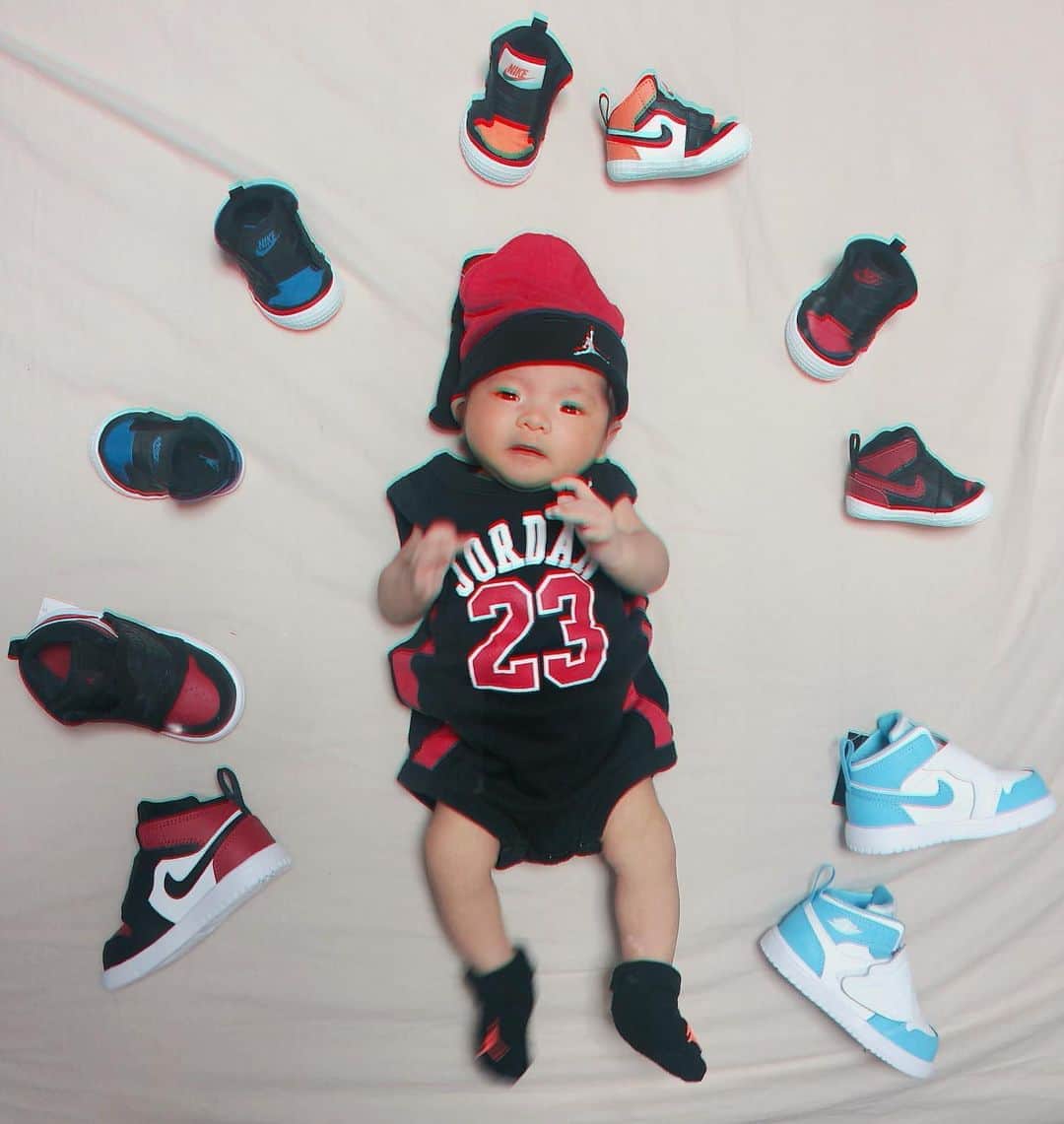 のインスタグラム：「Ariel Shoes Collection🏀👟💜 @nike @niketokyo  私の周りのみーんなは、フリフリとかド派手🤪🌈な、ユニコーン🦄とかマーメイド🧜🏽‍♀️のもの、たくさんくれて🥺🙏🏾✨✨ 旦那の周りのみーんなが、アリエルにたくさんスニーカーくれて、、🥺🏀👟🙏🏾✨ 私がアリエルがお腹にいる時から、NikeとかJordanとかの帽子とソックスとセットのロンパースいっぱい買ってたから、本当に嬉しい😆❤️ #miniariel #nike #nikebaby #babynike #jordan #babyjordan  #bulls #chicagobulls #baby #ベビー #生後1ヶ月 #babyootd #ベビーナイキ #ベビージョーダン」