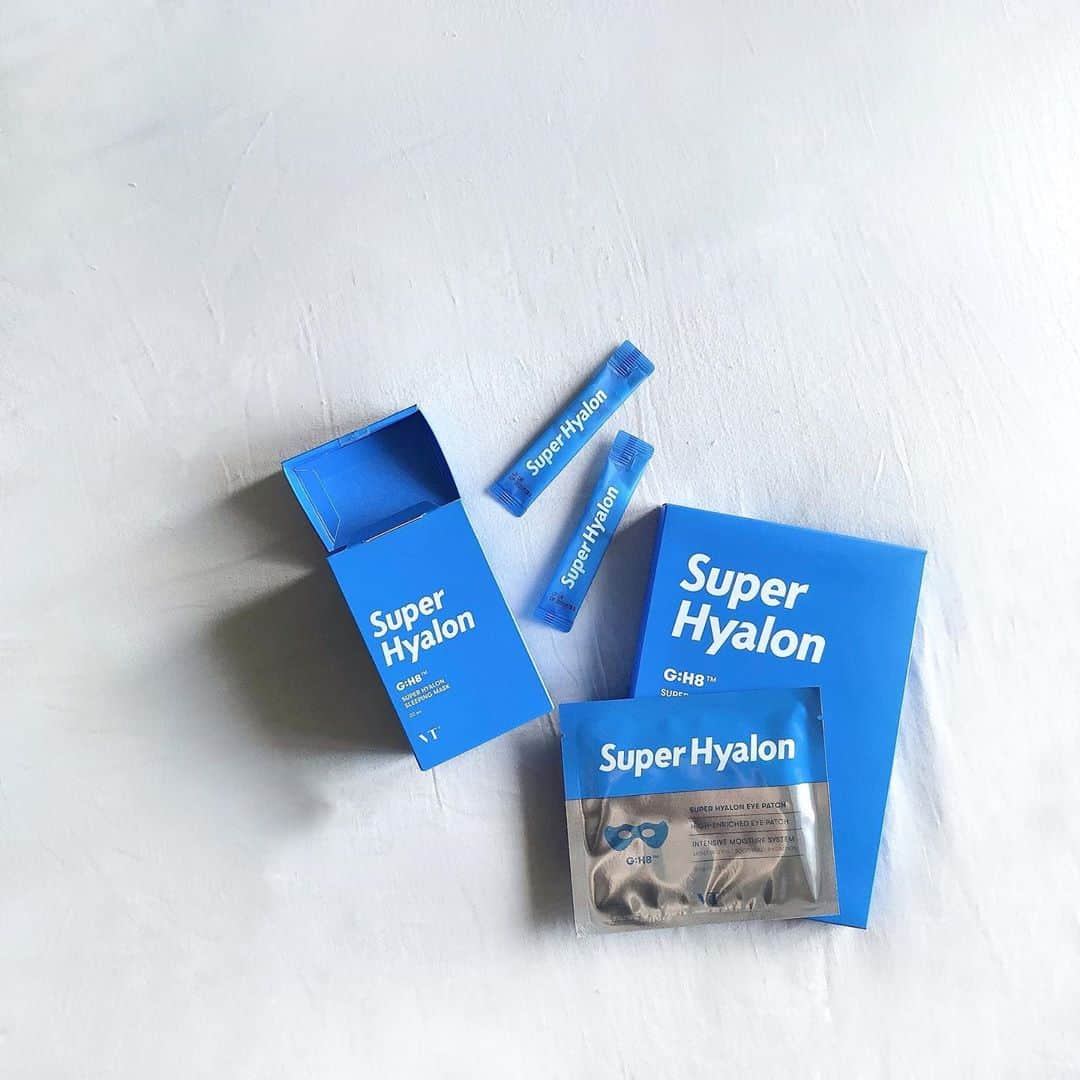 石黒美帆のインスタグラム：「*﻿ @vtcosmetics_japan から新たに発売された﻿ スーパーヒアルロン酸シリーズ💙﻿ ﻿ ﻿ 左から時計回りに﻿ ✔︎SLEEPING MASK﻿ ✔︎SHEET MASK﻿ ✔︎EYE PATCH﻿ ﻿ ﻿ 中でもお気に入りなのがスリーピングマスク！全部のスキンケアを終えた後に塗るだけのクリームなんですが、これだけでフェイスパックをした後かのようなツルツル感🥺﻿ ﻿ ﻿ 寝ている間に水分集中ケアをしてくれるので翌朝が楽しみになる！パッケージと同じ青のクリームです💙﻿ ﻿ ﻿ アイパッチは形が可愛い🕶﻿ 内側はぷるぷる。付けているだけで気持ち良いです😊﻿ ﻿ ﻿ 今Qoo10がメガ割してるので買いどきかも！﻿ ﻿ ﻿ Thank you @vtcosmetics_official  #vtcosmetics#cosmetics#vocest#pr#韓国コスメ#コスメレポ#スキンケア」