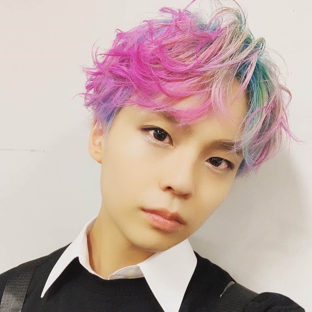 沢村玲/REIのインスタグラム：「今日はTGCありがとうございましたー！！😊  FAKE MOTIONメンバーとして出演したよ！  髪色解禁したぜぃ！😉  改めて沢村玲をよろしくー！  #ONENONLY #ワンエン #ワンエンTGC #FAKEMOTION #沢村玲 #REI #髪色チェンジ #公式宣伝ありがとうー！#TGC #東京ガールズコレクション」