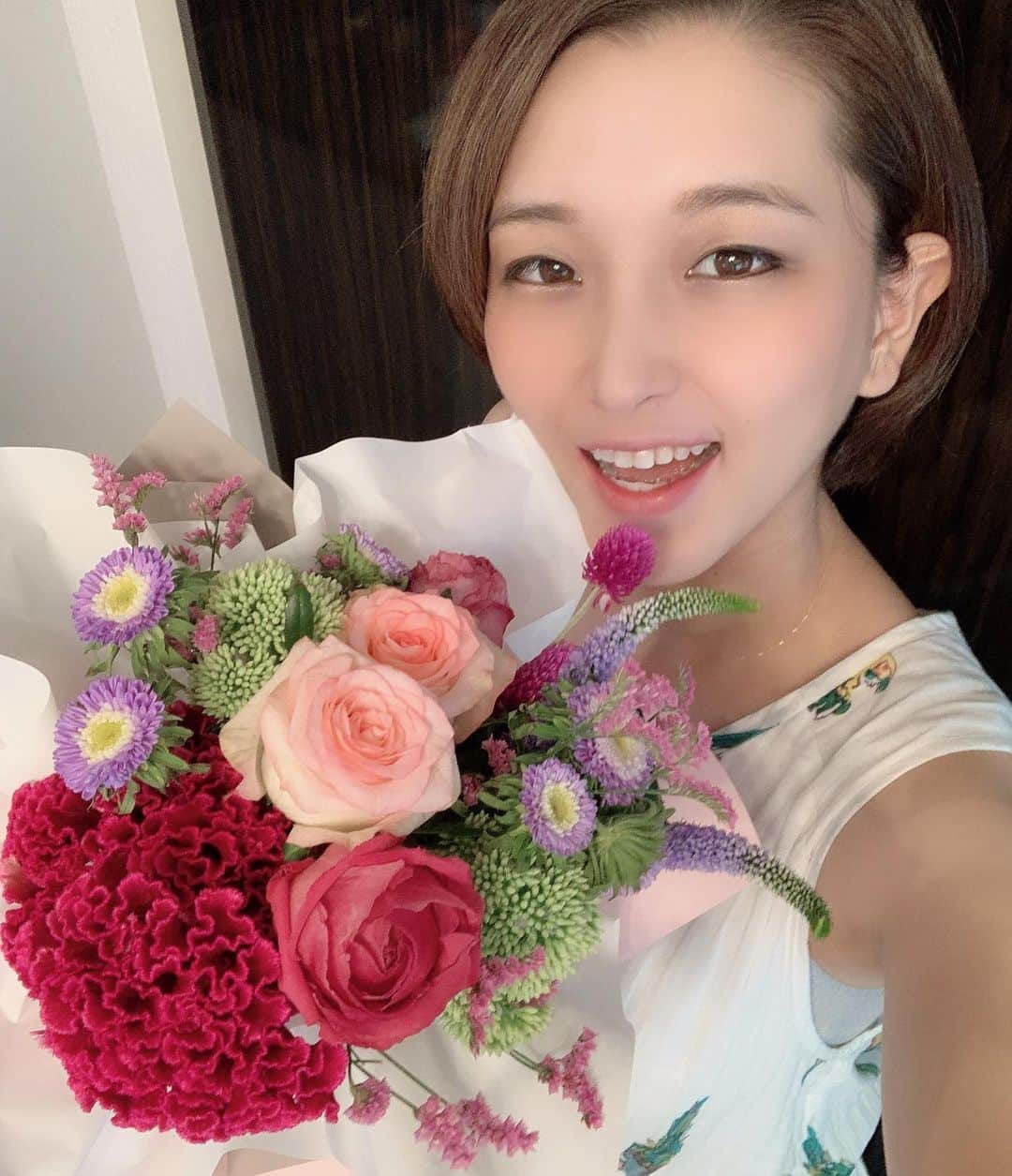 ぱにゃえのインスタグラム：「💐💐💐 部屋にあるとテンションあがるよね🥰 #花のある生活」