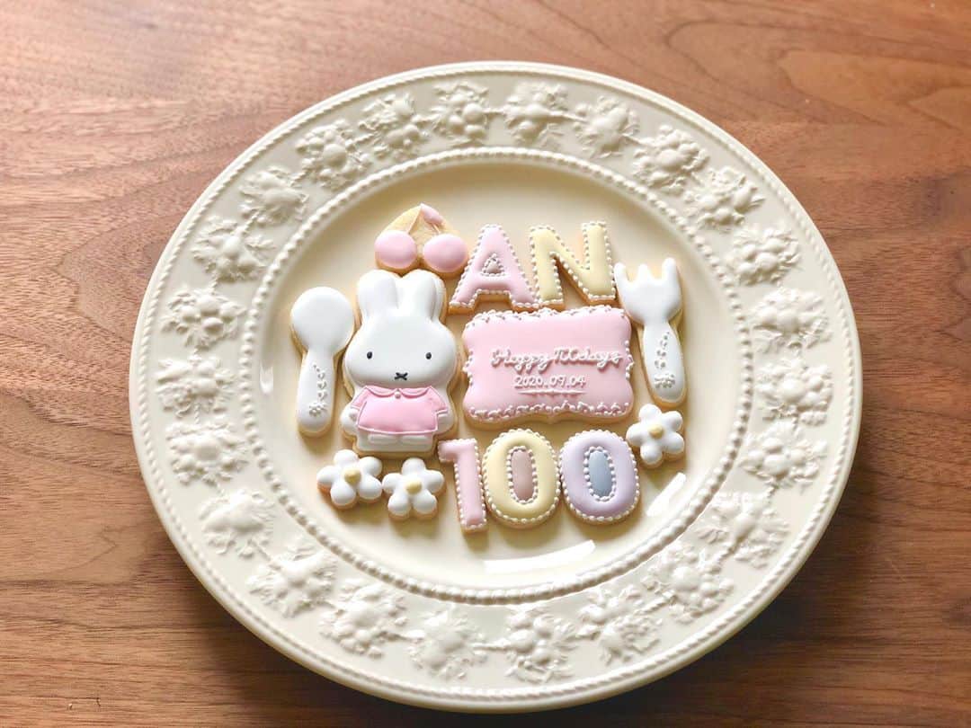 西木恵美里さんのインスタグラム写真 - (西木恵美里Instagram)「Happy 100days💕  お友達のお子さん、100日記念日のお祝いに作らせてもらいました👩🏻‍🍳✨  ミッフィーも、色合いもかわいい🐰 4.5枚目はお兄ちゃんのぶんもおまけに😋  おめでとうございます👏🏻✨  #アイシングクッキー #ベビークッキー　#100daysanniversary #100日記念日 #ミッフィークッキー」9月5日 21時28分 - kamiyaemily