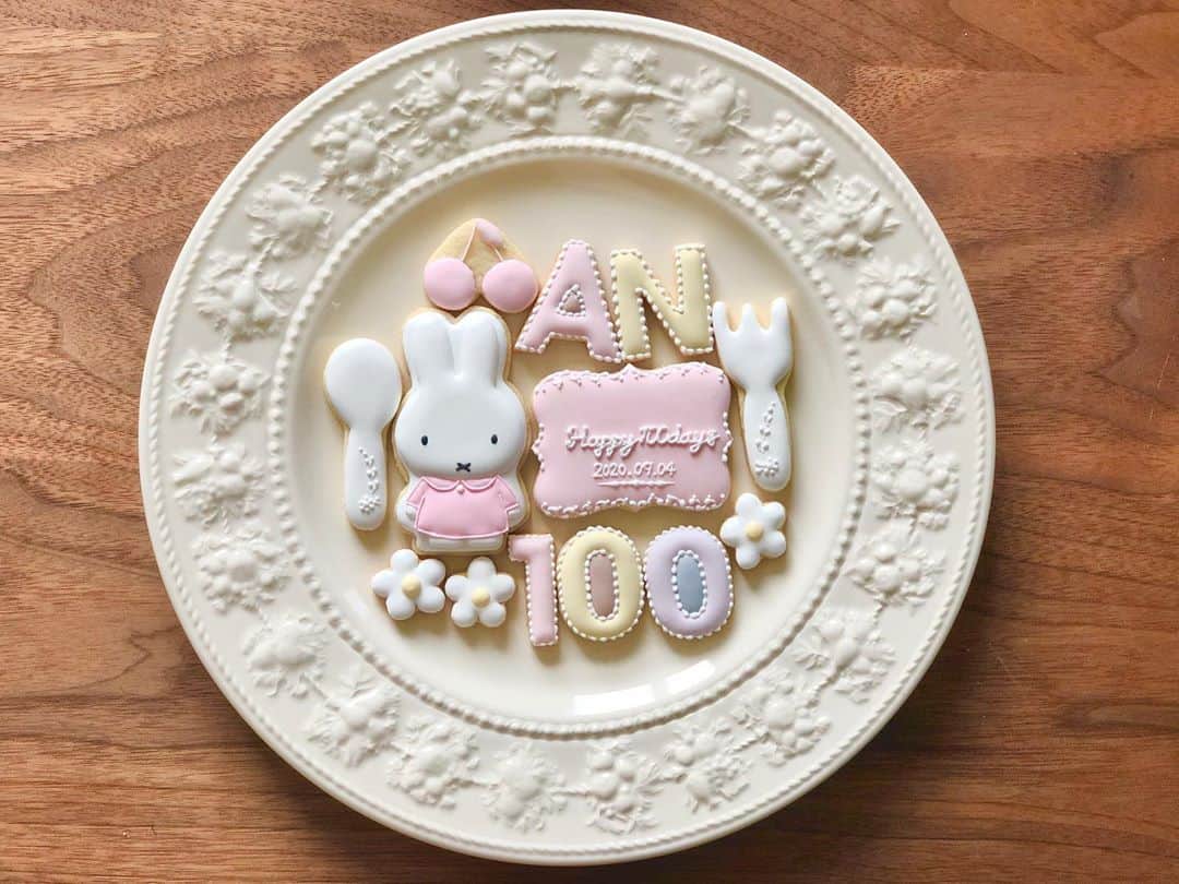 西木恵美里のインスタグラム：「Happy 100days💕  お友達のお子さん、100日記念日のお祝いに作らせてもらいました👩🏻‍🍳✨  ミッフィーも、色合いもかわいい🐰 4.5枚目はお兄ちゃんのぶんもおまけに😋  おめでとうございます👏🏻✨  #アイシングクッキー #ベビークッキー　#100daysanniversary #100日記念日 #ミッフィークッキー」