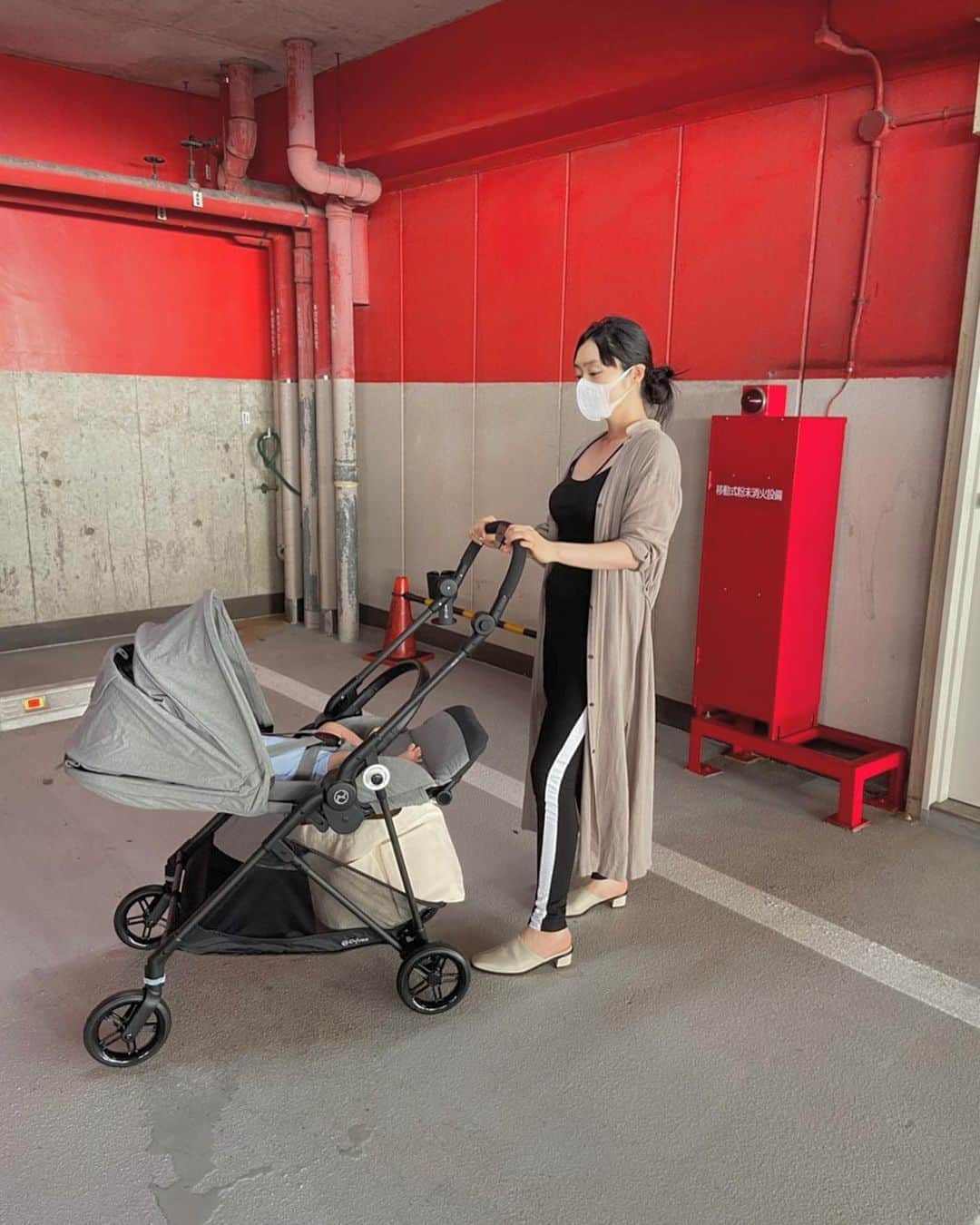 白澤美佳さんのインスタグラム写真 - (白澤美佳Instagram)「✴︎✴︎✴︎ 👶🚗 ・ @cybex_japan  ・ ・ ・ #stroller #buggy #👶 #baby #babyboy  #ベビーカー #サイベックスメリオ  #カーボン #両対面式 #コンパクト #軽い #ライトグレー #新米ママ  #やっとベビーカー購入  #生後2ヶ月 #ootd  #154センチコーデ」9月5日 21時21分 - mikashirasawa