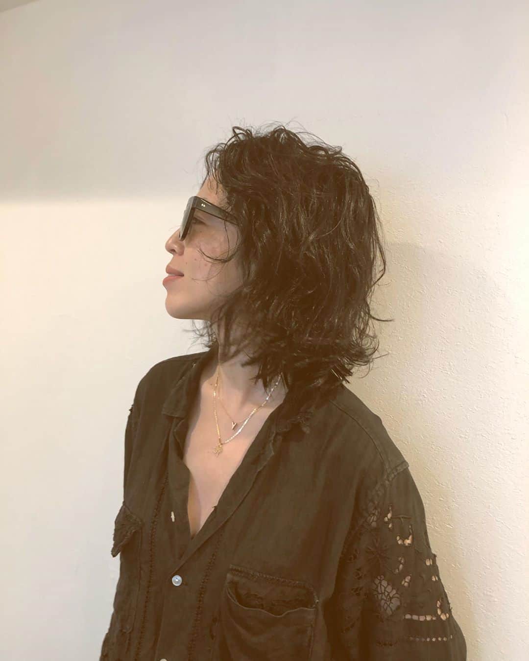 のインスタグラム：「Hair change 💇‍♀️🌀  cut&parm by @shigeyoko @tetecoquette   color by @sawa__suzuki  @hackney_hairsalon   大体が大雑把なくせに、ヘアスタイルのディテールの拘り強すぎて、この人達にしか頼めない😆  感謝🙏✨  #hairstyle」