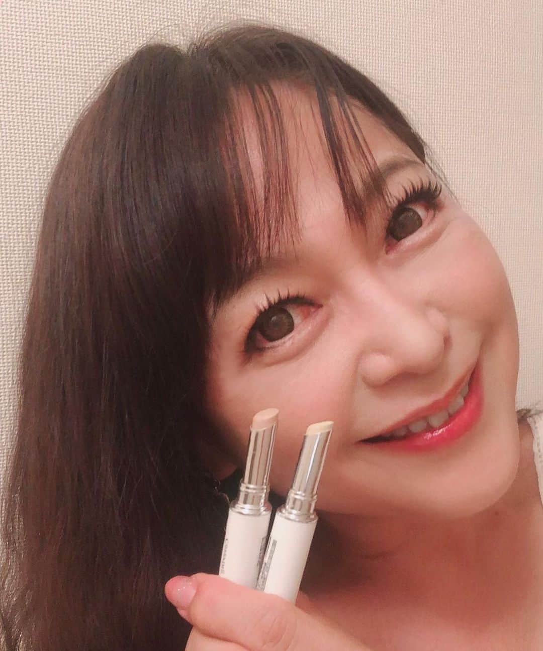 原めぐみさんのインスタグラム写真 - (原めぐみInstagram)「（原めぐみofficial）﻿ 3pics photos Swipeーーー▶︎▶︎▶︎ 年齢と共にシミや目の下のクマ・くすみが気になってくるお年ごろ。。そんな肌の悩みを一挙に解決してくれるアイテム、見〜つけた❣️﻿ しかも紫外線吸収剤不使用なのに、SPF38/PA+++で紫外線もしっかりカットしてくれるの‼️‼️﻿ ﻿ なかった事にしたいポイントに手軽にササッと塗れて、とても伸びが良いのにカバー力絶大のスティック型ファンデーション✌️✨﻿  ﻿ そのとっておきのアイテムの名は 　　　　↓ ↓  ﻿ ✨『クイックカバーリングペンシルUV』	﻿✨ https://onlineshop.kazki.co.jp/product/265/﻿  ﻿ スクワランやシアバター、ローズヒップオイル、ホホバオイルの４種の配合で、乾燥しがちな肌にも溶けこむように伸びてなじむの💕 ﻿ 私が今使ってるのは、ハイライトとしても使えるライトオリーブと、カバーリングの王道ベージュの2色　混ぜて微妙な色合いを出すのもまた良し👍👍👍﻿ ﻿  #かづきれいこ  #クイックカバーリングペンシルuv  #reikokazki  #厚塗り感ゼロ  #アラフィフ  #目指せ美魔女  #肌色補正  #カラーコントロール  #カバーリングファンデーション  #PR」9月5日 21時25分 - meguming.h