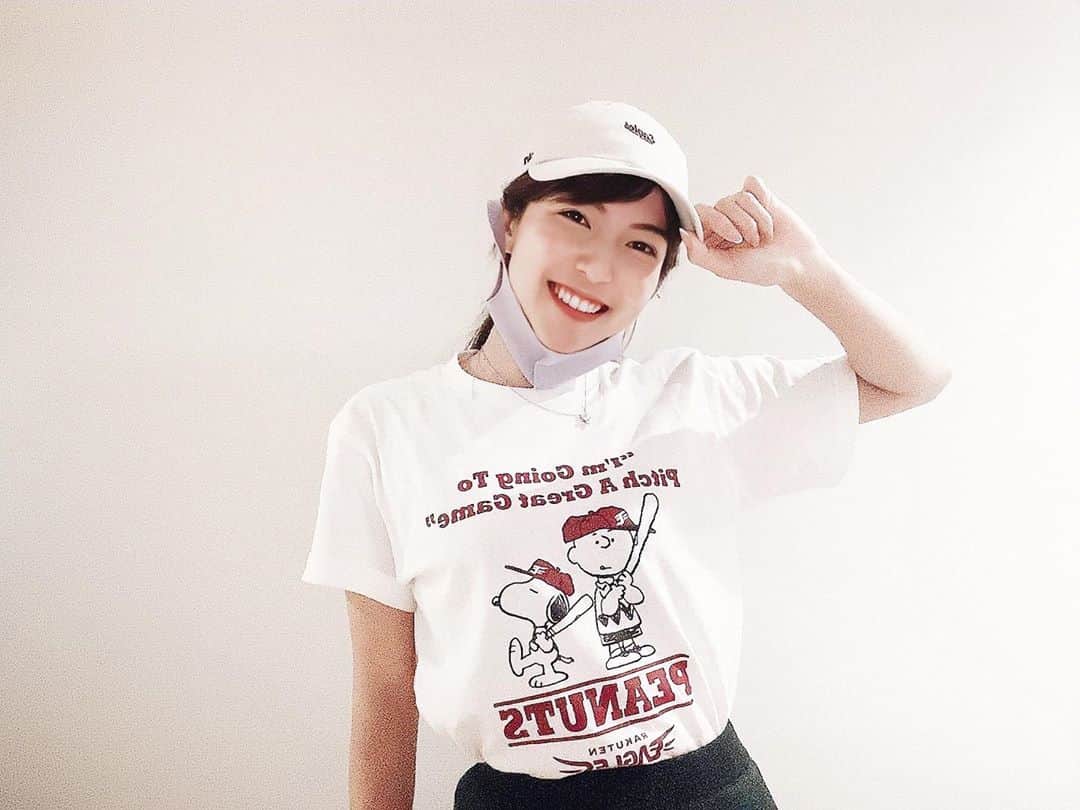 のインスタグラム：「観戦すたーいる。 #イーグルスグッズ を全身に散りばめております🐥#スヌーピー とのコラボが可愛すぎてついつい集めてしまう…💙 . Twitterが野球漬けですいません。笑 私も#楽天live やってスポーツ観戦ライブしたら楽しそうと思ってしまった🤣w オンラインでみんなで観戦もこの時代ならではですよね！！ #野球女子 #スポーツ観戦 #楽天ゴールデンイーグルス」