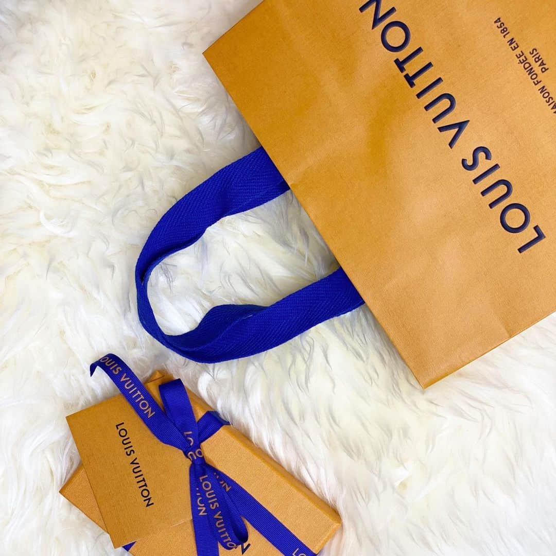 tomomi.7_さんのインスタグラム写真 - (tomomi.7_Instagram)「* *  娘のおねだりが強烈過ぎた。 おねだりのクセが強い。 @louisvuitton のキーホルダー。 可愛いから仕方ないか…。←キーホルダーが。  bagはお取り寄せ。 1週間位掛かるらしい。 台風の影響がなければいいな🌪  * *  #louisvuitton #ルイヴィトン #キーホルダー #モノグラム #ロカリ #プレゼント #娘へ」9月5日 21時29分 - tomomi.7_