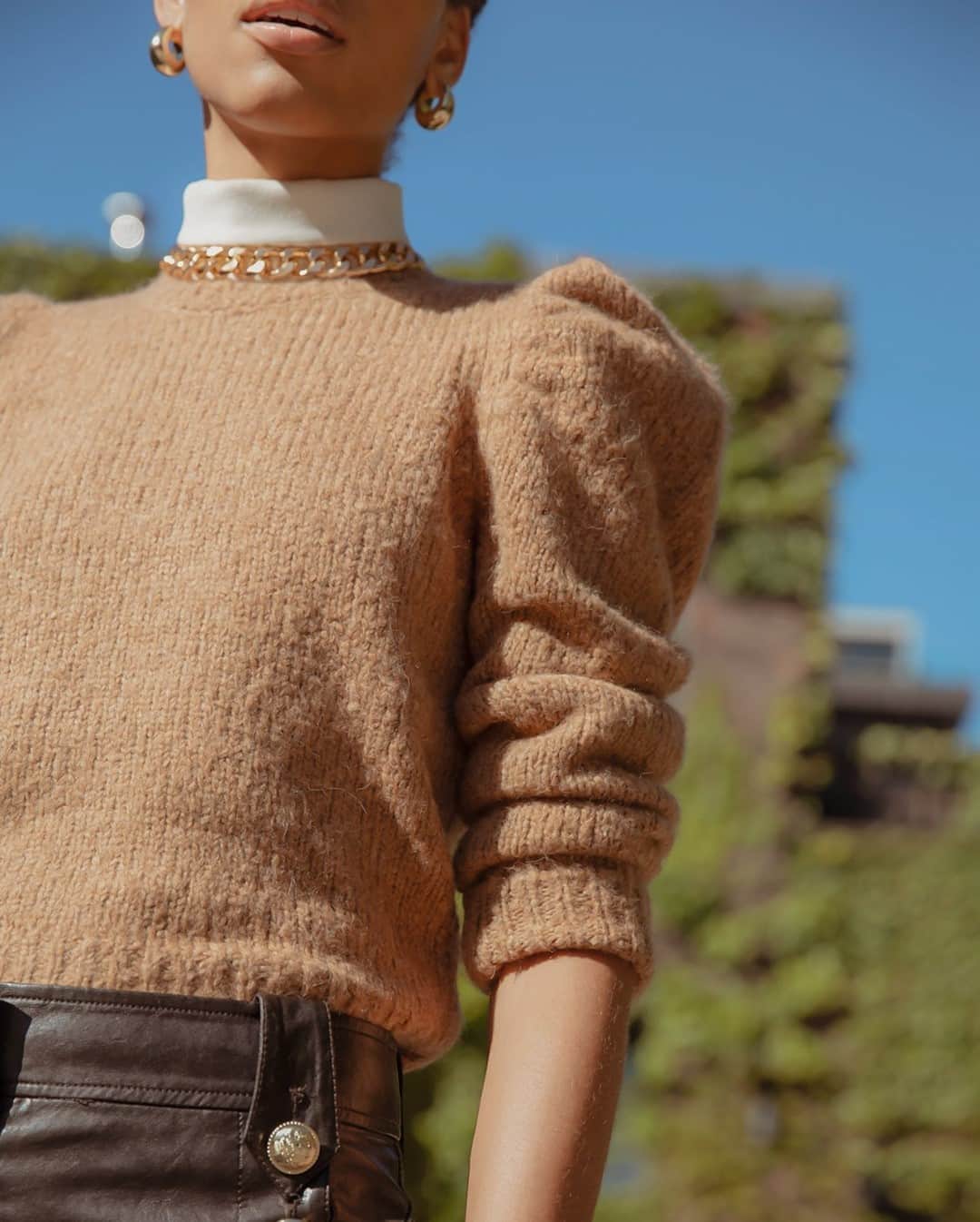 デレクラムのインスタグラム：「Fall into sweaters. The Locken Camel crewneck with an unexpected shoulder detail.」
