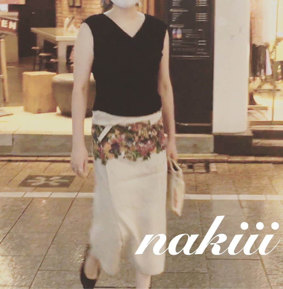 nakiのインスタグラム：「巻きスカート歩くたびにヒラヒラしてまうので布用両面テープで一ヶ所留めてストレスフリーに。 ・ ・ ・ #アラフォー#アラフォーカジュアル#アラフォーコーデ #ご近所コーデ #巻きスカート#大人カジュアル #大人コーデ」