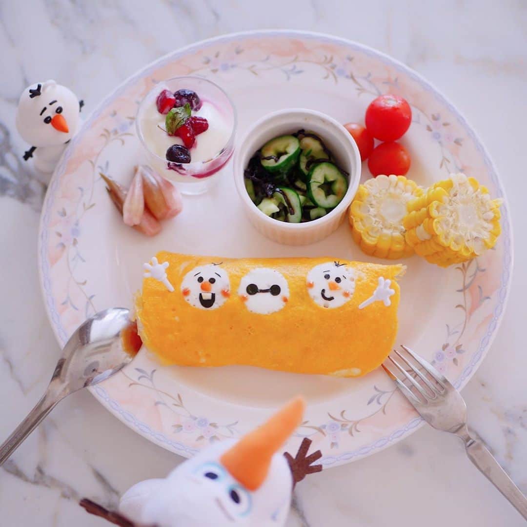 倉岡生夏のインスタグラム：「のほほんモーニング⭐️ ・ ・ 昨日は(また)ディズニーランドに行ってパワーチャージをしてきました💓  モーニングはまったり、オムライスにオラフとベイマックス⭐️ ・ ・ 卵黄と卵白を分けて焼くと作れます〜💓 ・ ・  ・  @kina.ootd   #オラフ  #キャラ弁  #キャラ弁部 #愛され料理 #可愛いお弁当作りたい部  #おうちディズニー  #オラフメルヘンランド  #キャラ弁初心者  #オムライス弁当  #kyaraben  #olaf  #japanesanime #モーニングプレート」