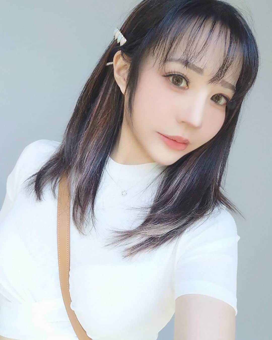 千尋のインスタグラム：「千尋的新髮色✨✨✨ 低調的挑染嘿嘿 最近太忙一直沒有時間發照 感謝千尋的設計師 @oct.hook   慶祝開店啦💗💗💗恭喜 喜歡的寶寶們歡迎預約  Woo perk  106台灣台北市大安區 忠孝東路四段181巷40弄15號2樓  02 2775 1935」