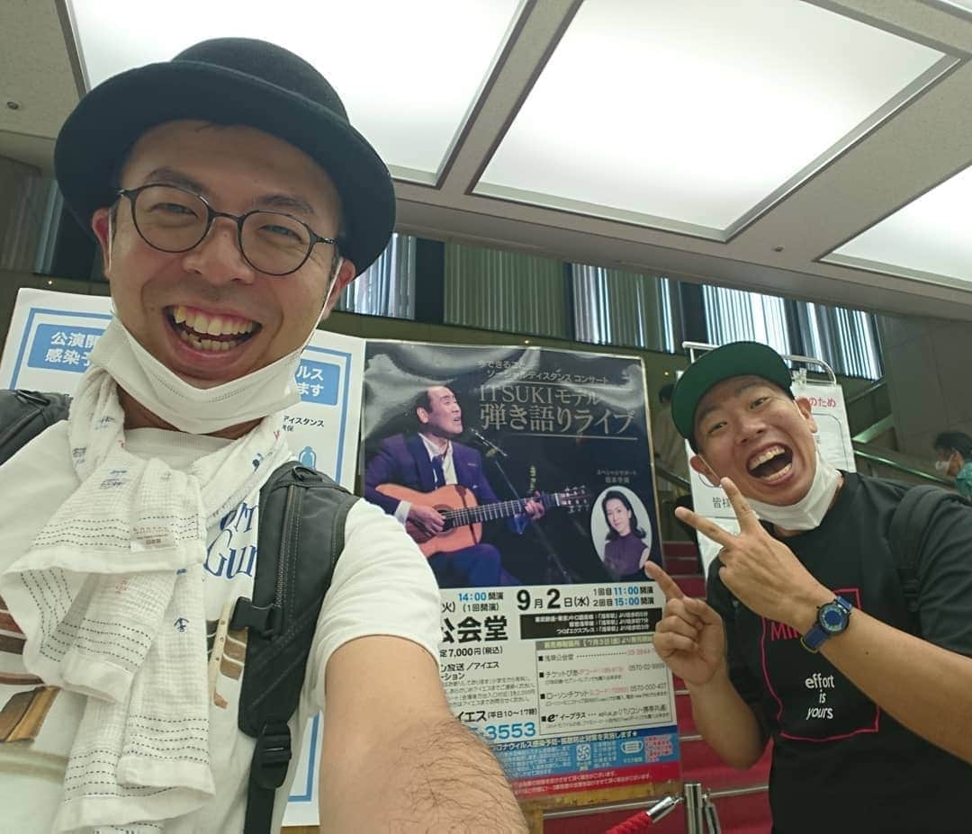 のインスタグラム：「ジョイマン高木くんと一緒に『五木ひろしさんの弾き語りライブ』を観に行きました(^o^)/   生で「夜明けのブルース」聞いちゃいました！ギターテクニックもめちゃくちゃ凄くて感動なのです♪  ゲストで坂本冬美さんが登場！圧巻の歌唱力♪「俺でいいのか」カラオケで歌いたくなる一曲なのです♪  #浅草 #五木ひろし さん#演歌 #弾き語り #ソーシャルディスタンス #コンサート #夜明けのブルース #坂本冬美 さん#俺でいいのか #nomondey #ノーマンデー #腕時計 #時計 #レギュラー松本 #あるある探検隊 #ジョイマン高木くん #ジョイマン のほう」