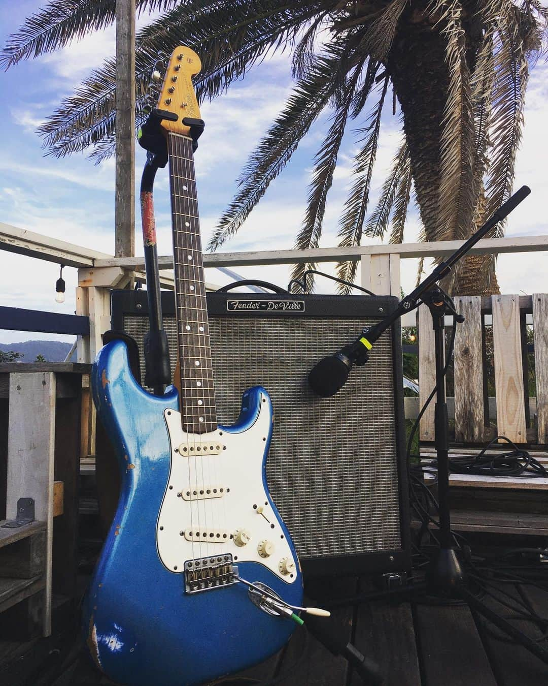 砂川一黄のインスタグラム：「Today's my fender..... #fender #fenderstratocaster #beachside #lakeplacidblue #fendercustomshop #hotroddeville」