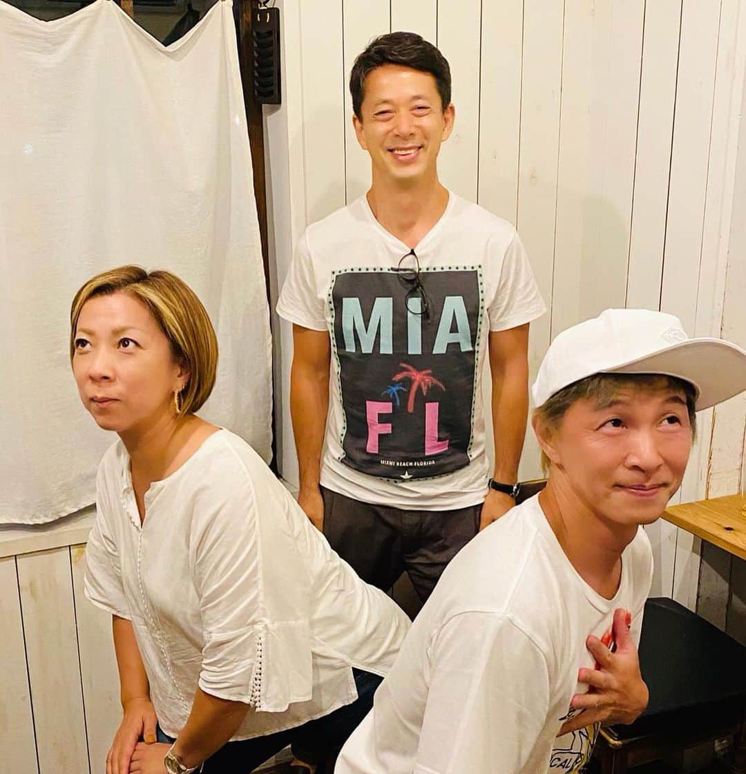 アキ（荒木良明）のインスタグラム：「夕方、伊勢神宮から戻って外食をしたら、偶然ぼくらに最も親しみ深いロイヤルファミリーとご一緒させていただけましたー😳みなさん優しい〜☺️見事に有り難い本日の締めくくりになりました。たのしかったー⤴︎⤴︎とても良い時間、ありがとうございます🙏✨✨  #西川忠志  さん #西川かの子  さん #西のロイヤルファミリー  #有り難い #吉本新喜劇 #新喜劇アキ #いぃよぉー」